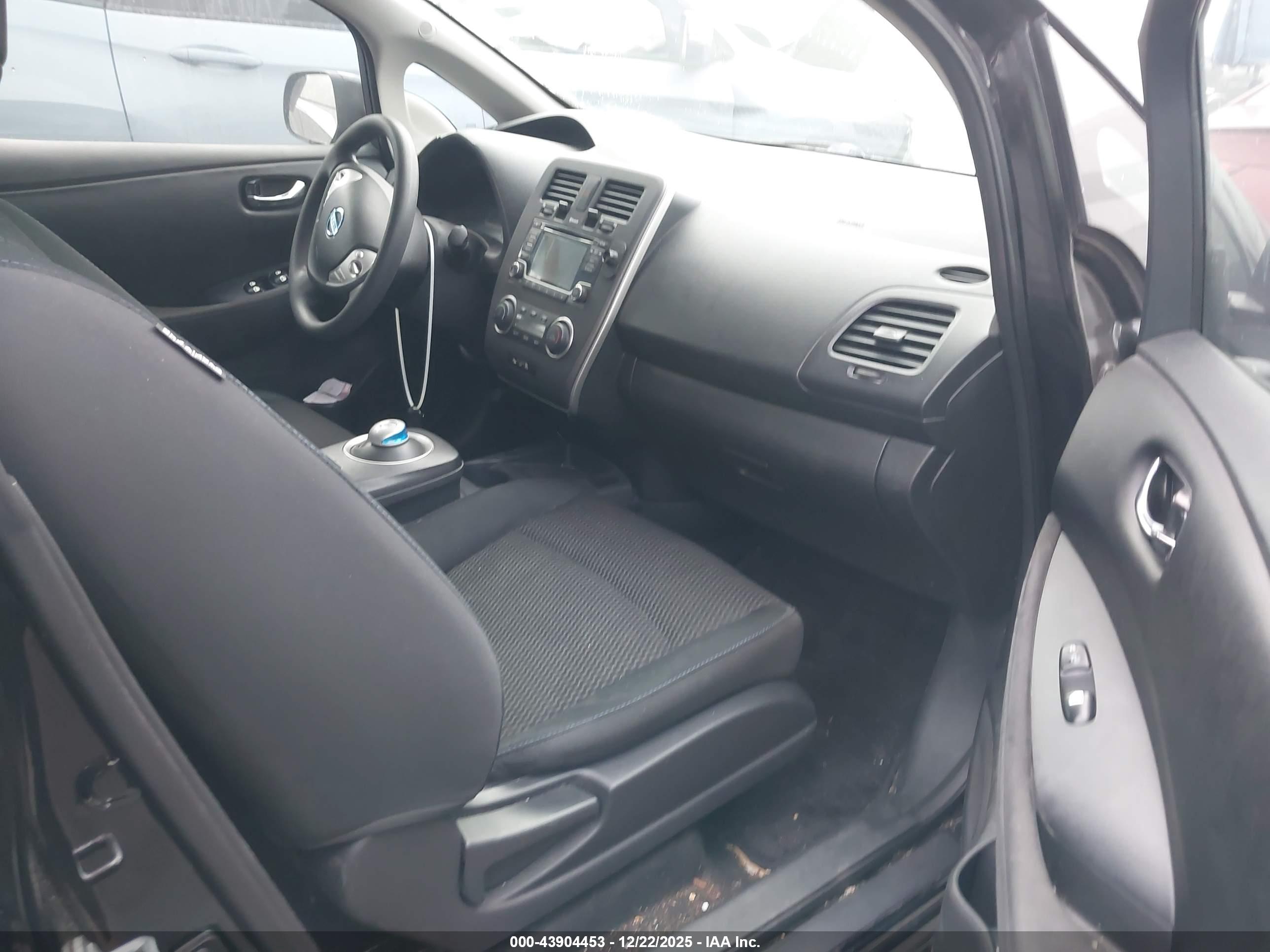 NISSAN LEAF image 5