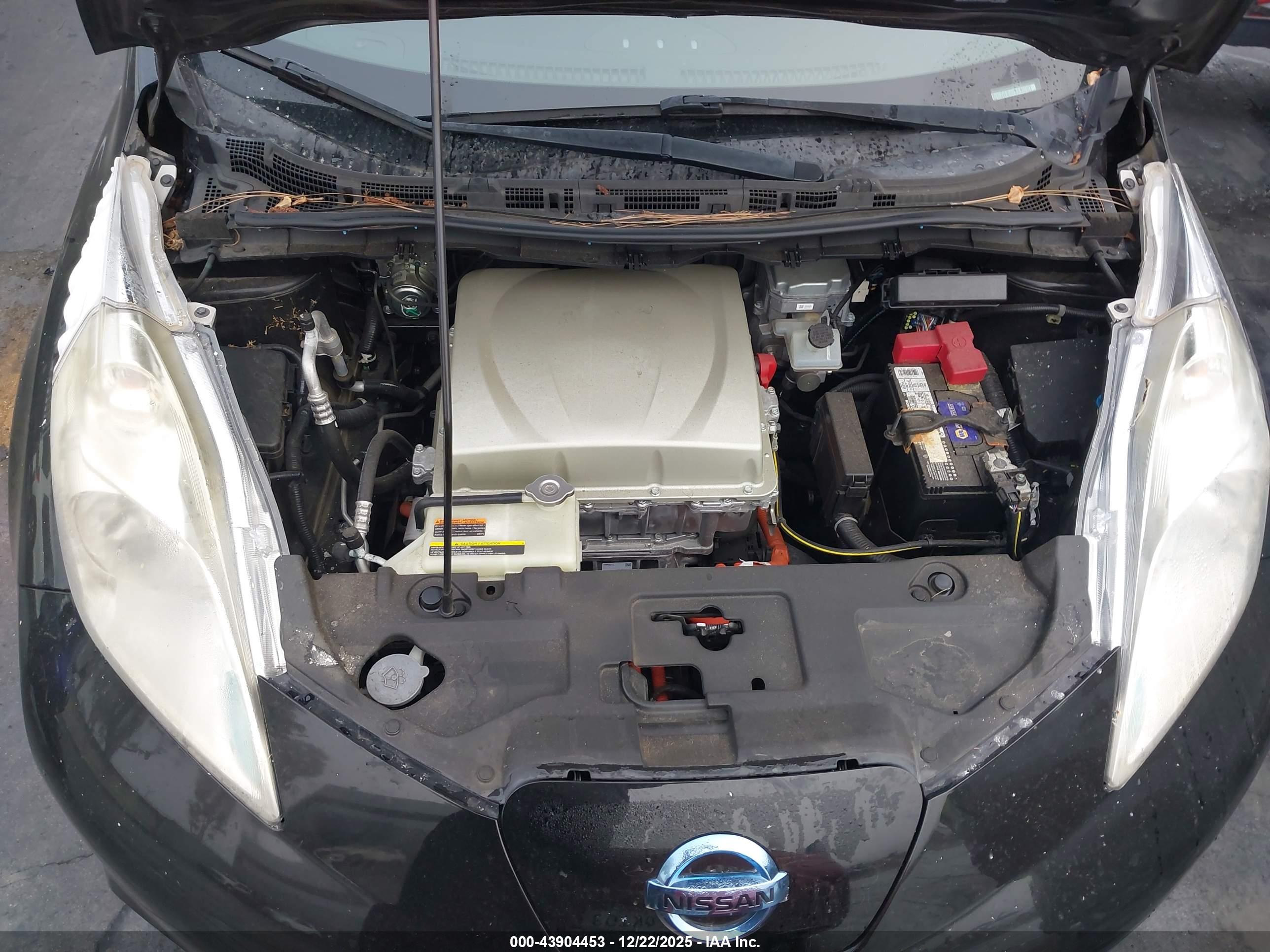 NISSAN LEAF image 6
