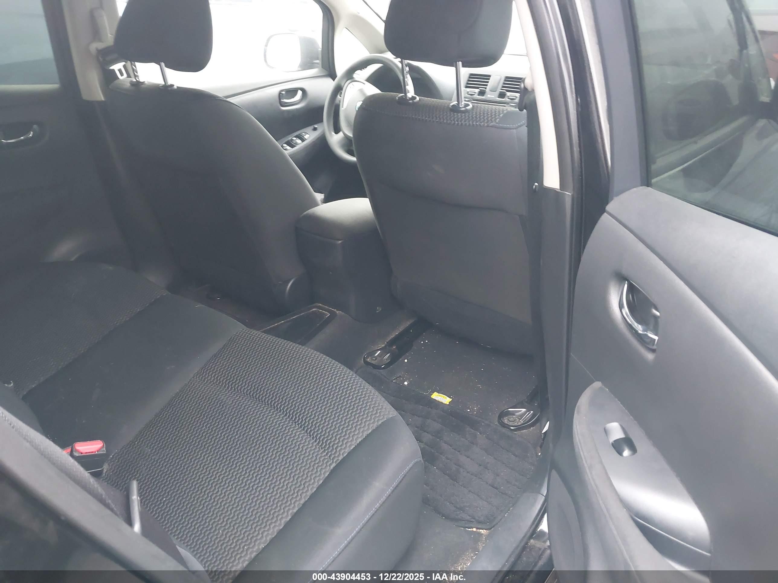 NISSAN LEAF image 8