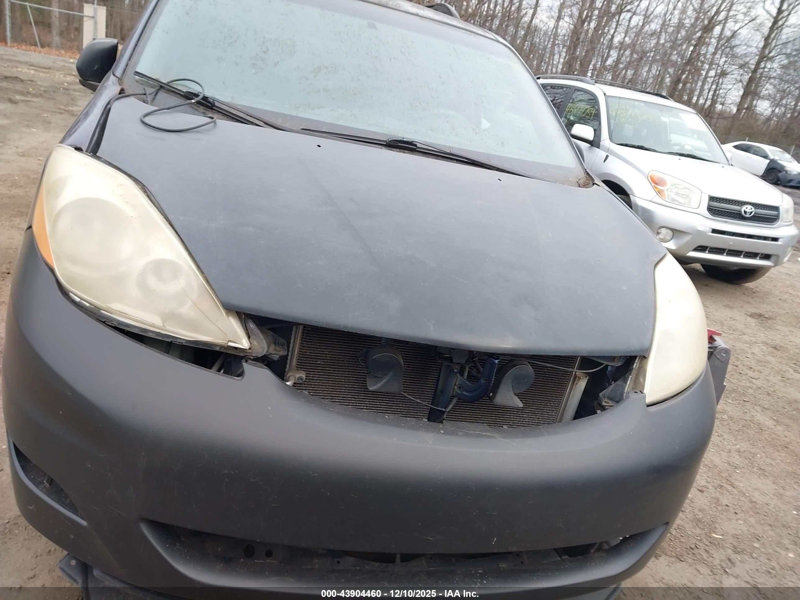 TOYOTA SIENNA image 10
