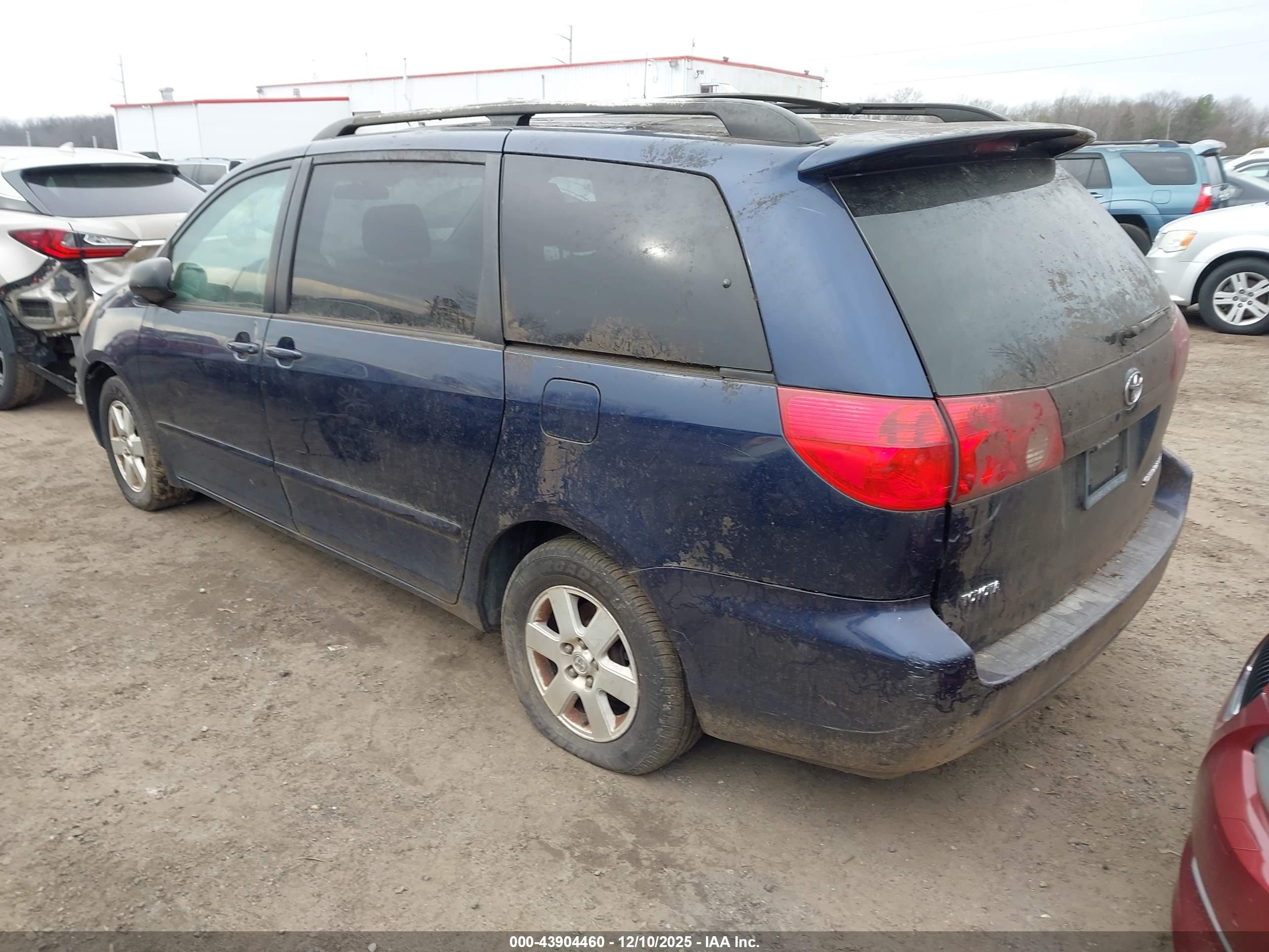 TOYOTA SIENNA image 3