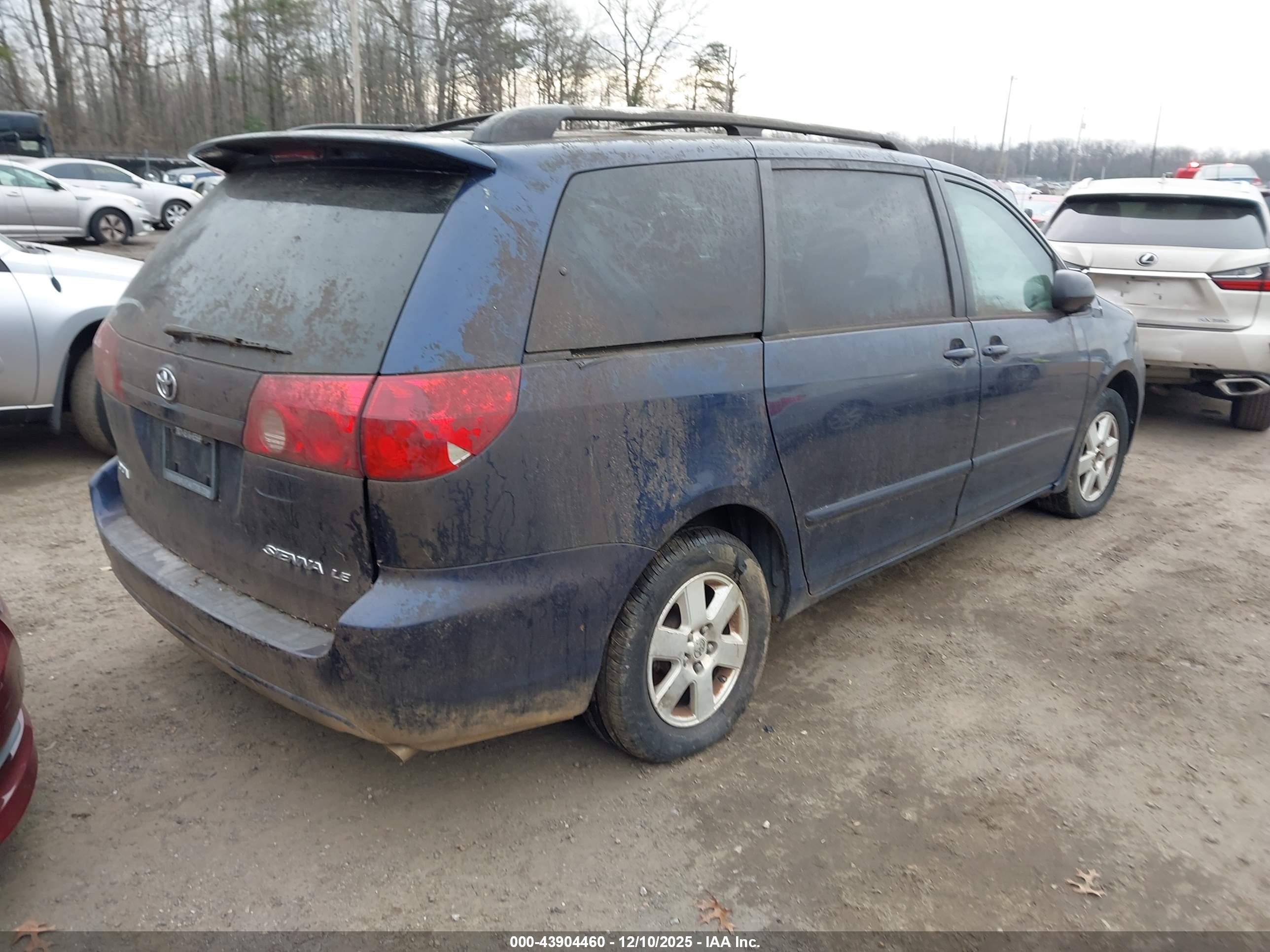 TOYOTA SIENNA image 4