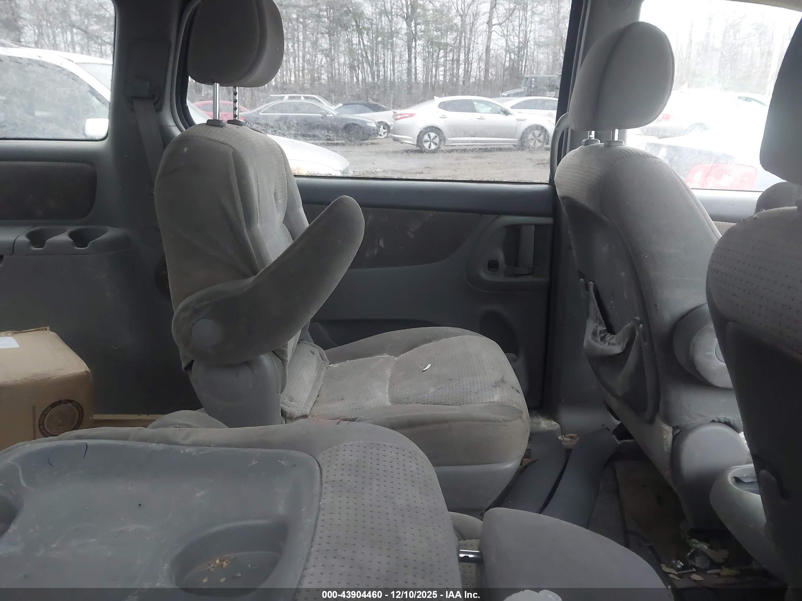 TOYOTA SIENNA image 8