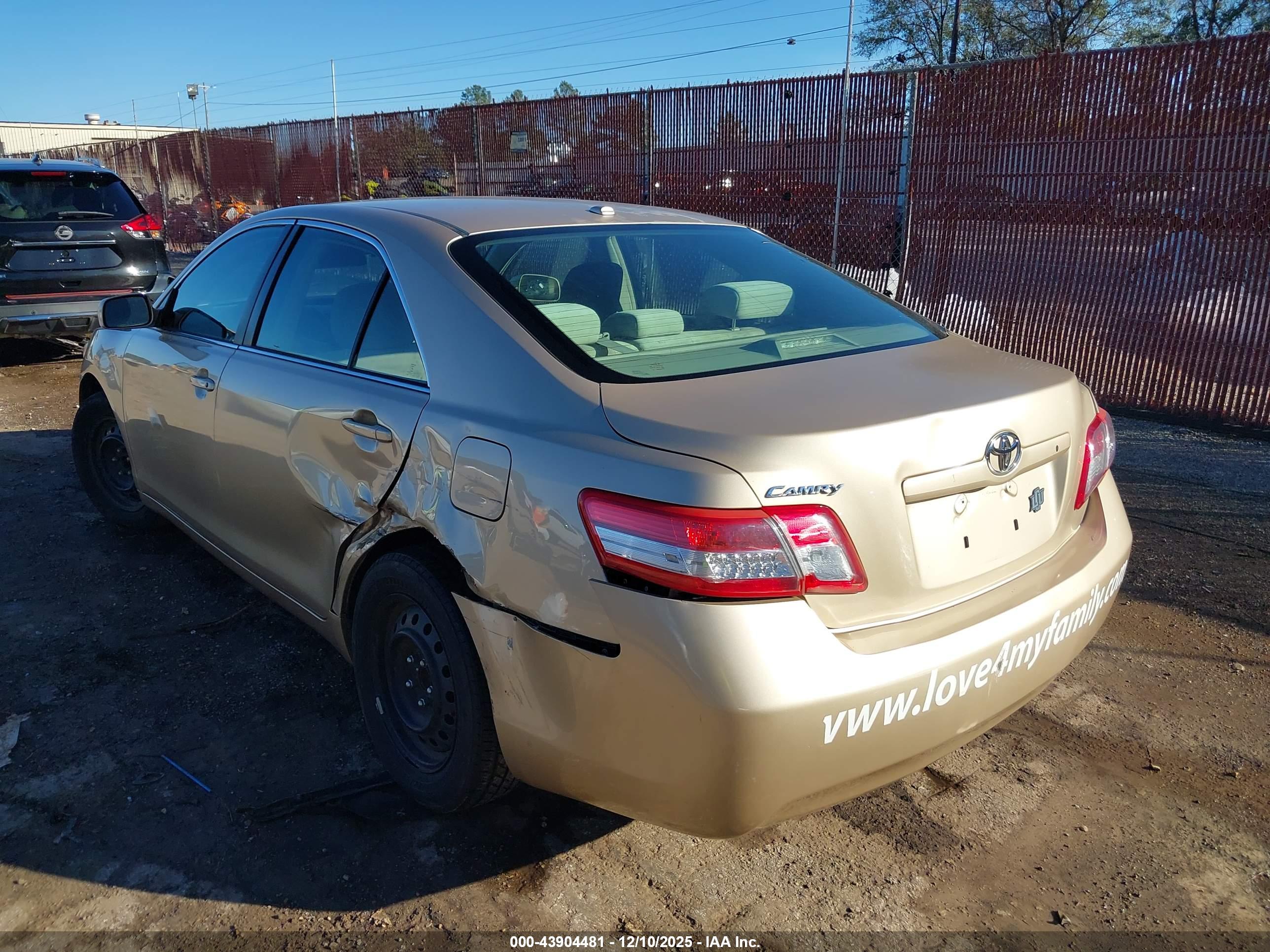 TOYOTA CAMRY image 3