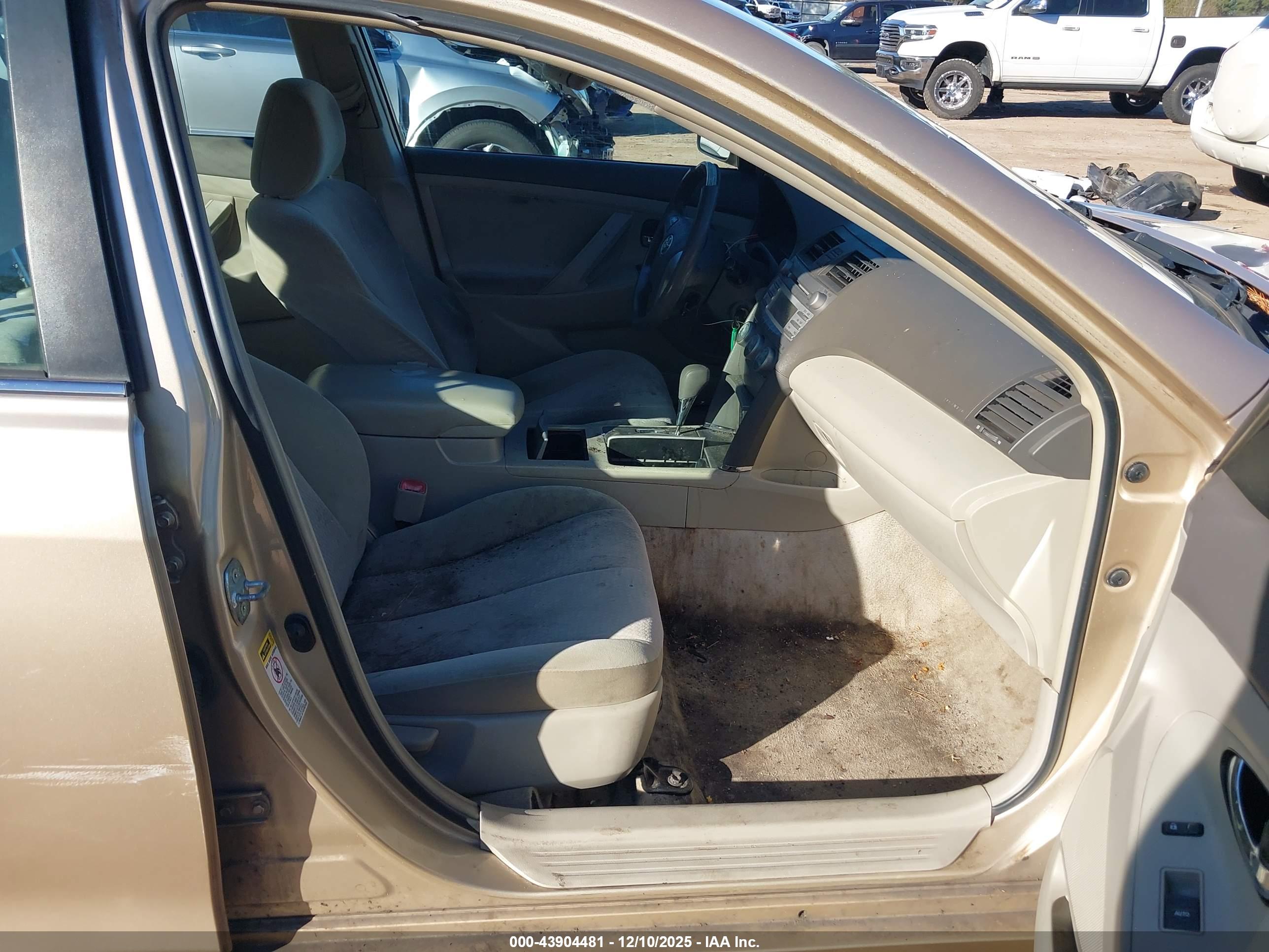 TOYOTA CAMRY image 5