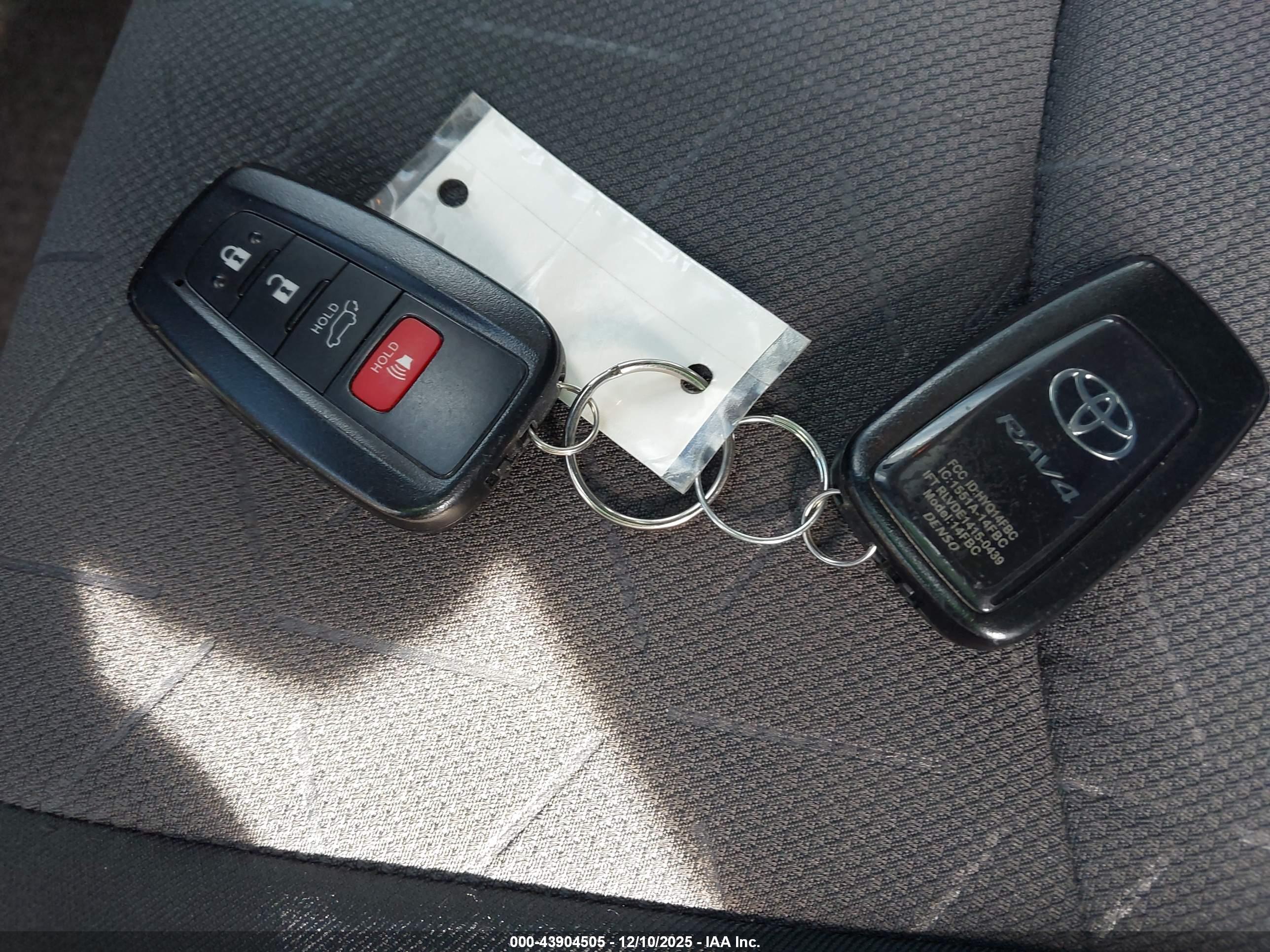 TOYOTA RAV4 image 11