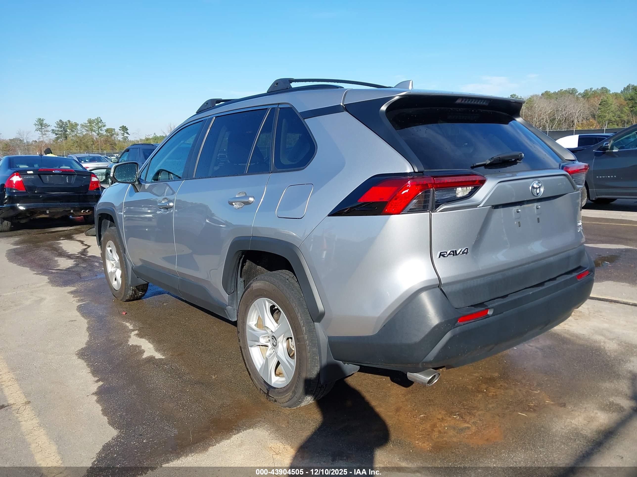 TOYOTA RAV4 image 3