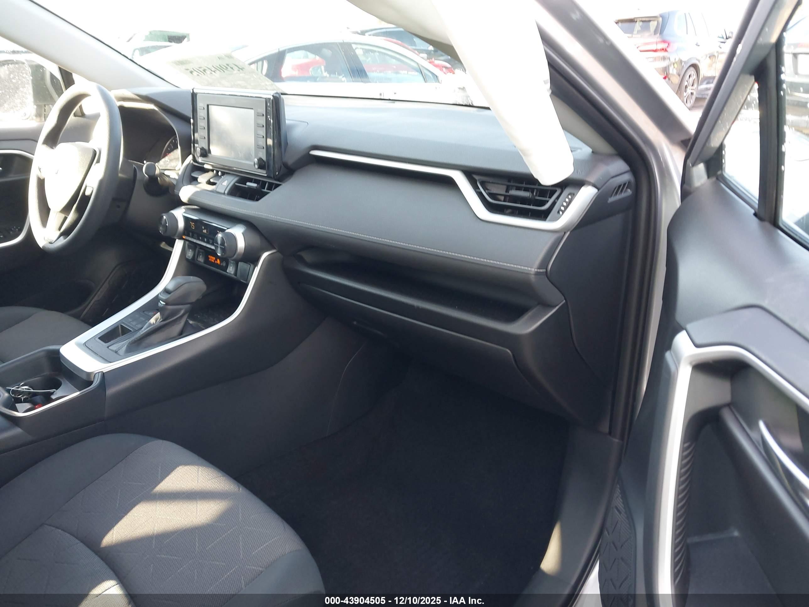 TOYOTA RAV4 image 5