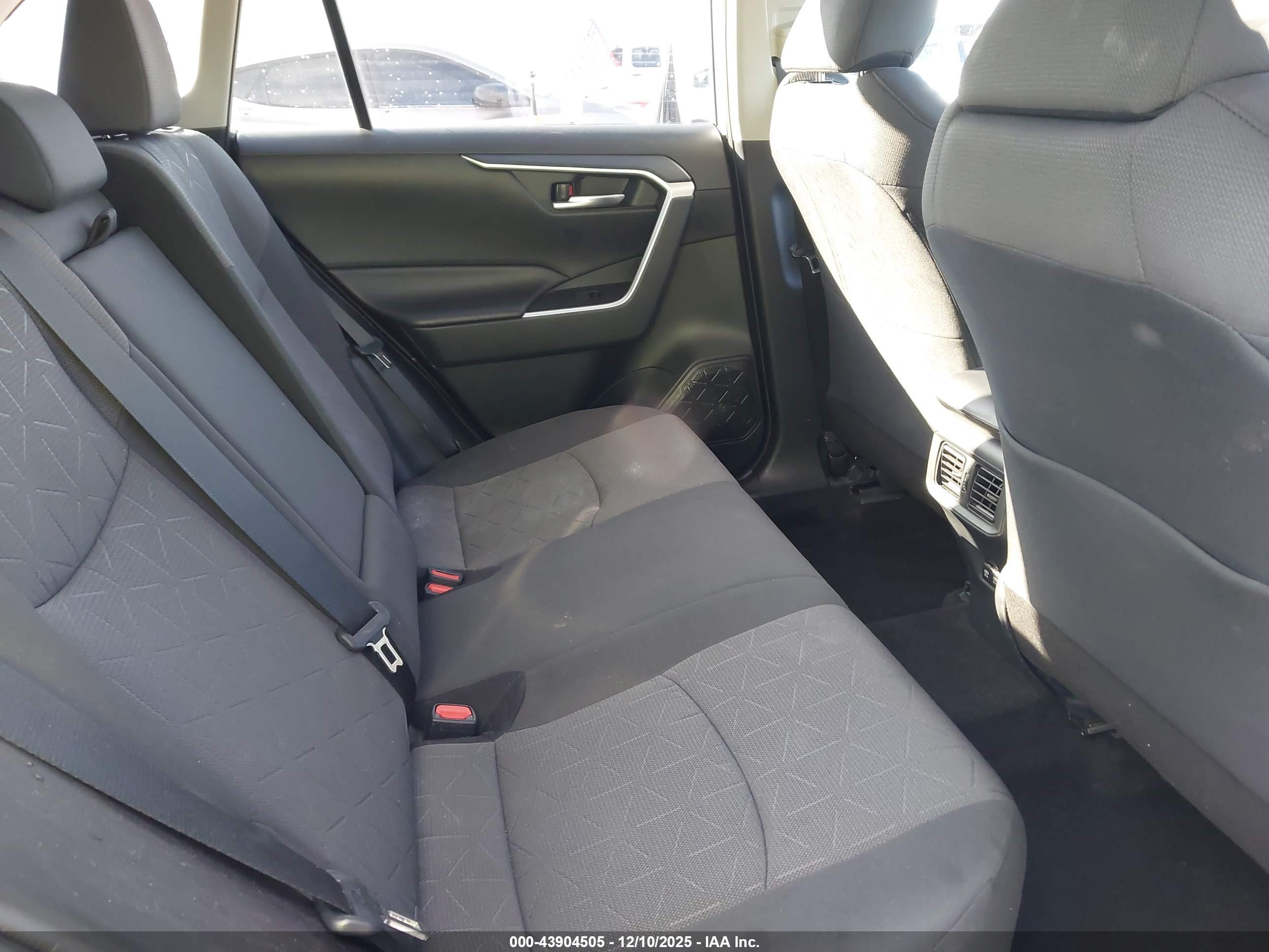 TOYOTA RAV4 image 8