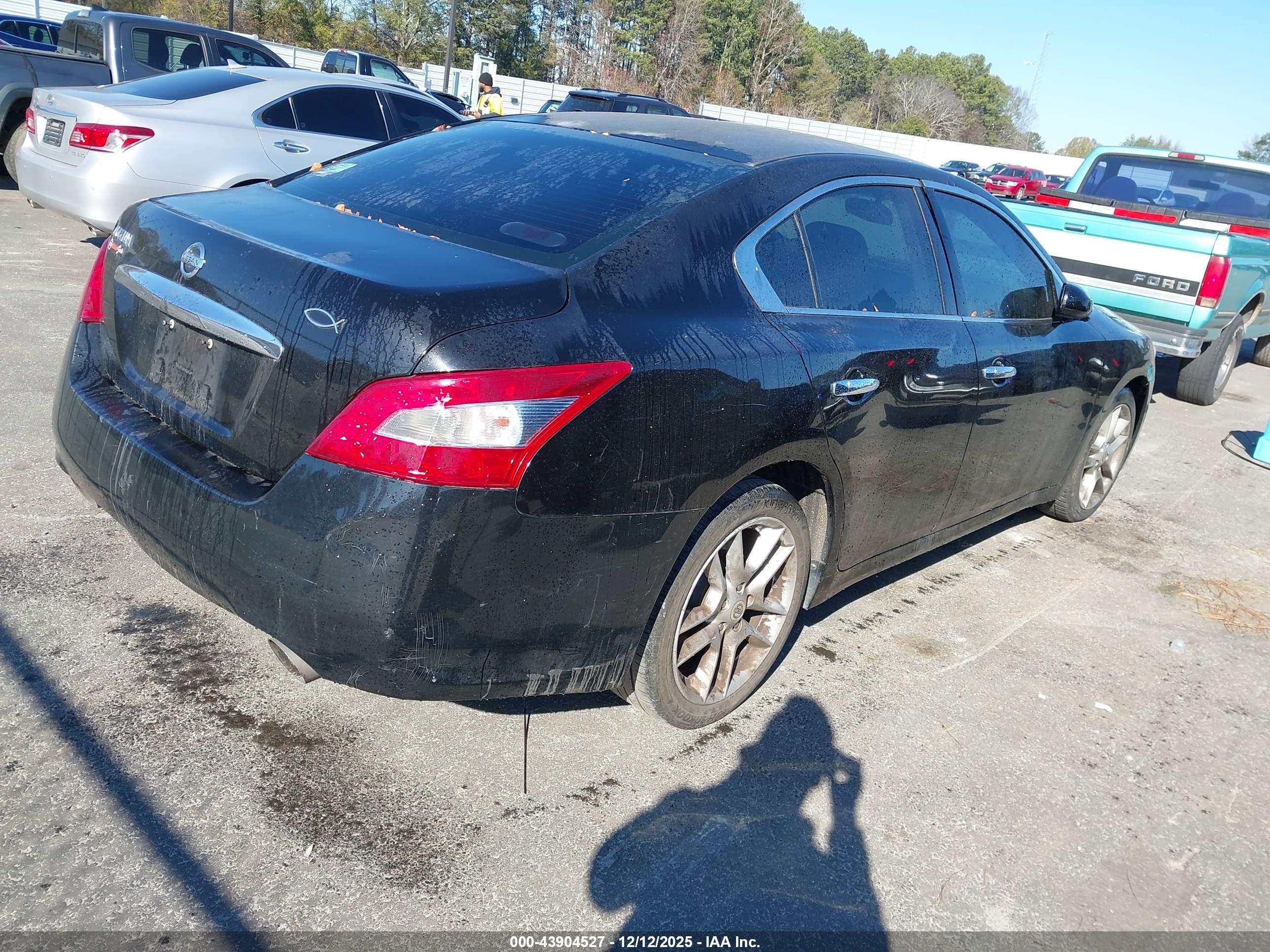 NISSAN MAXIMA image 4