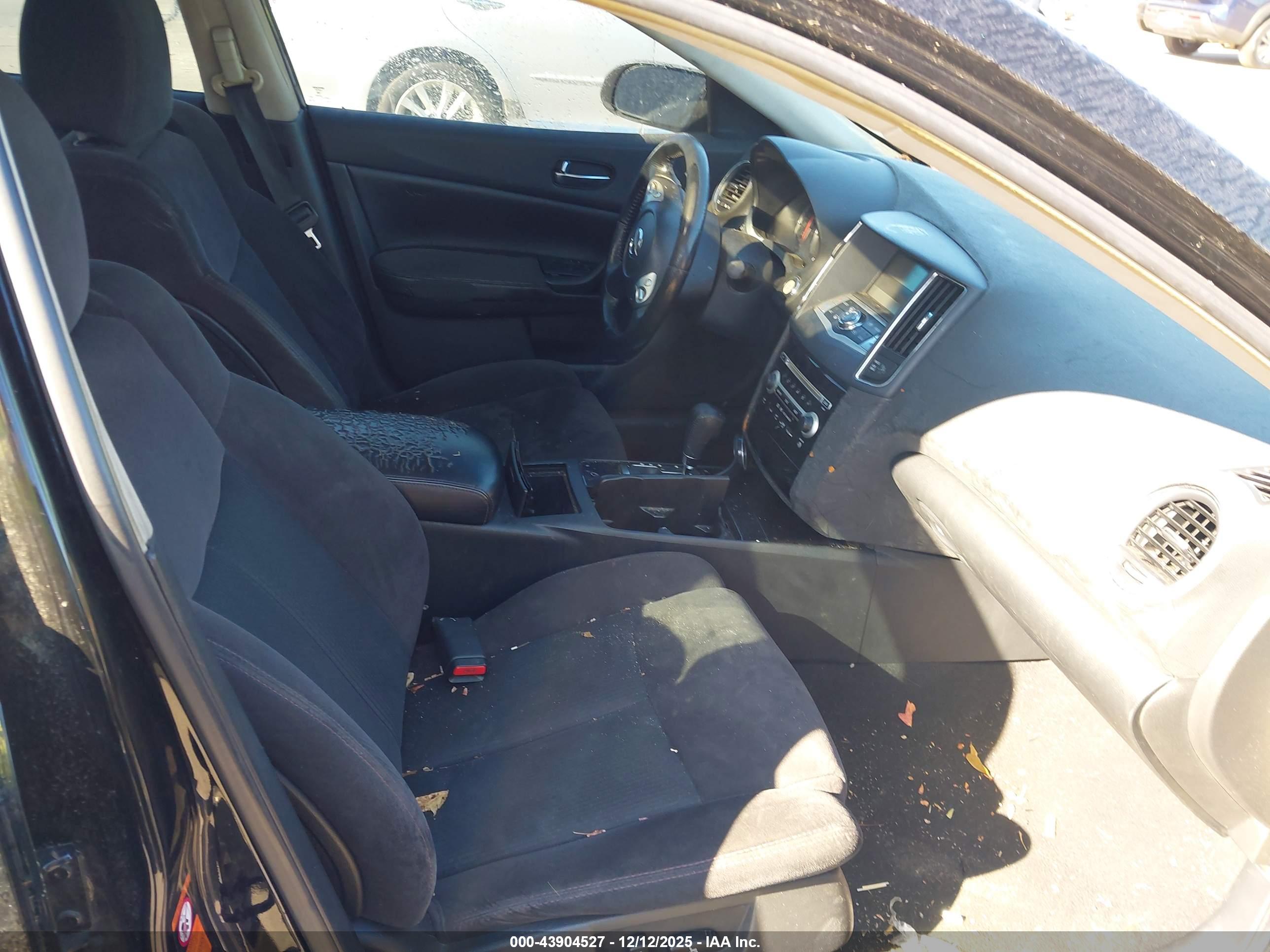 NISSAN MAXIMA image 5