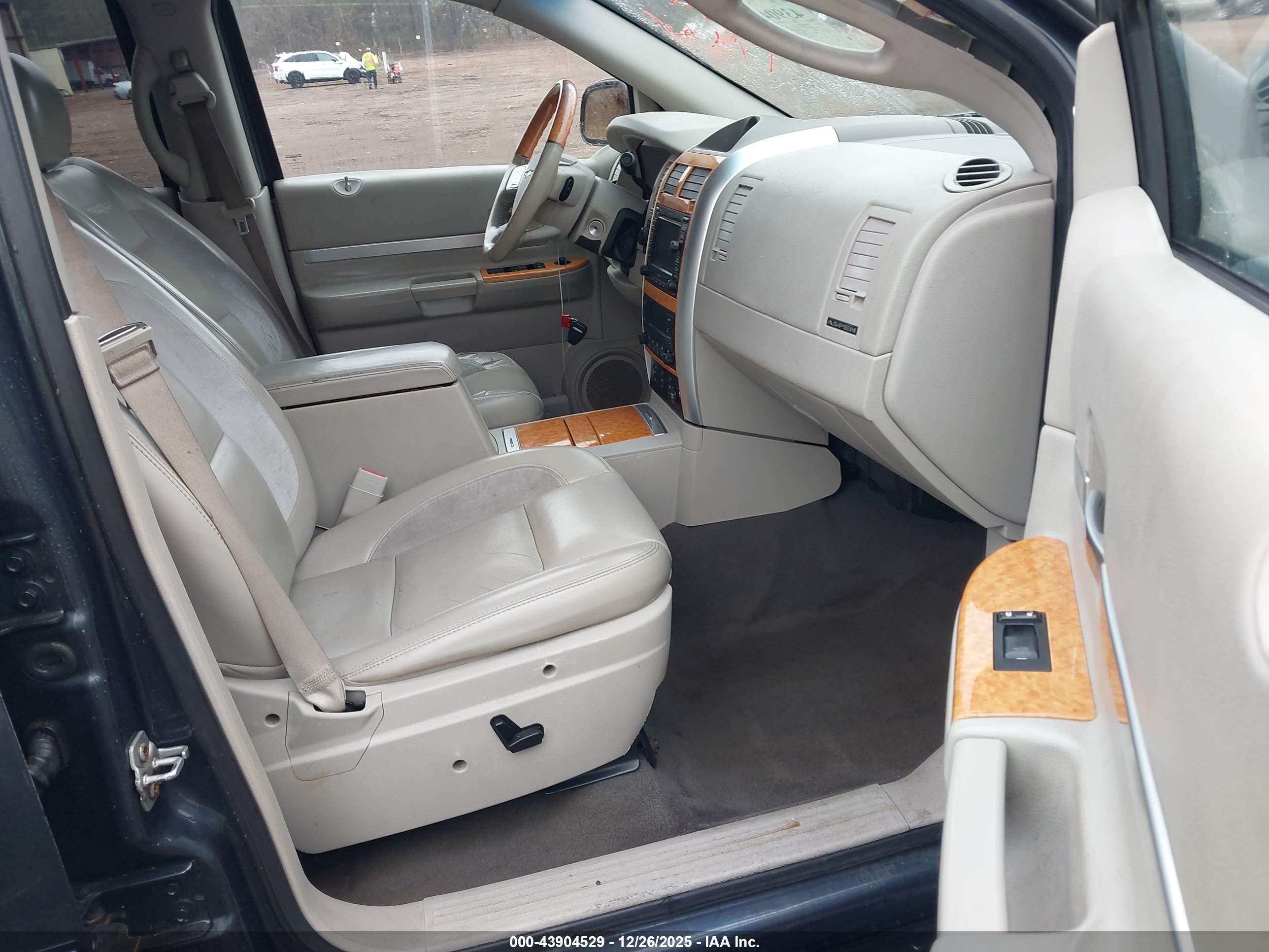 CHRYSLER ASPEN image 5