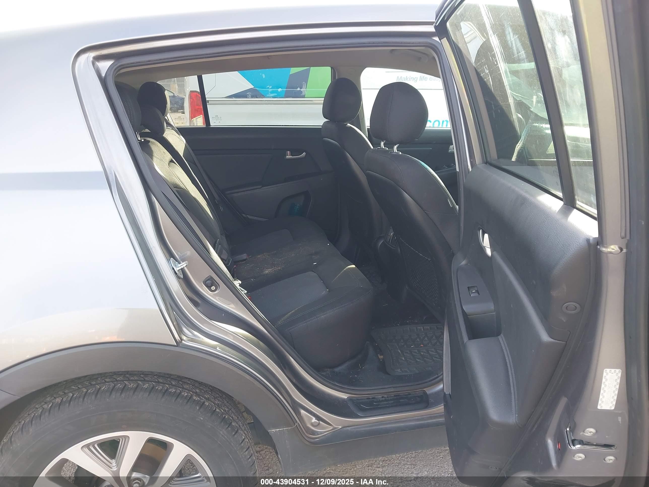 KIA SPORTAGE image 8