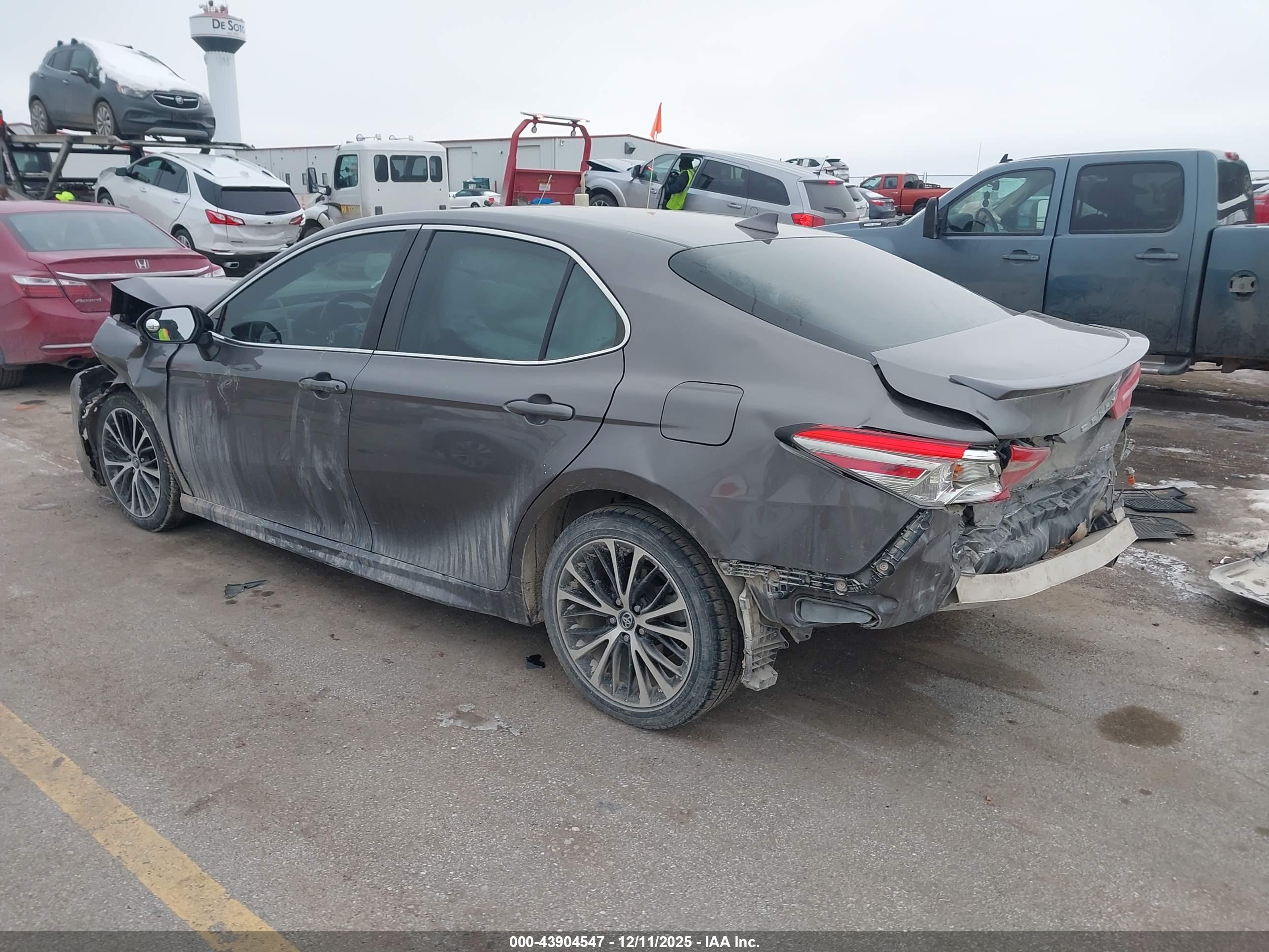 TOYOTA CAMRY image 3