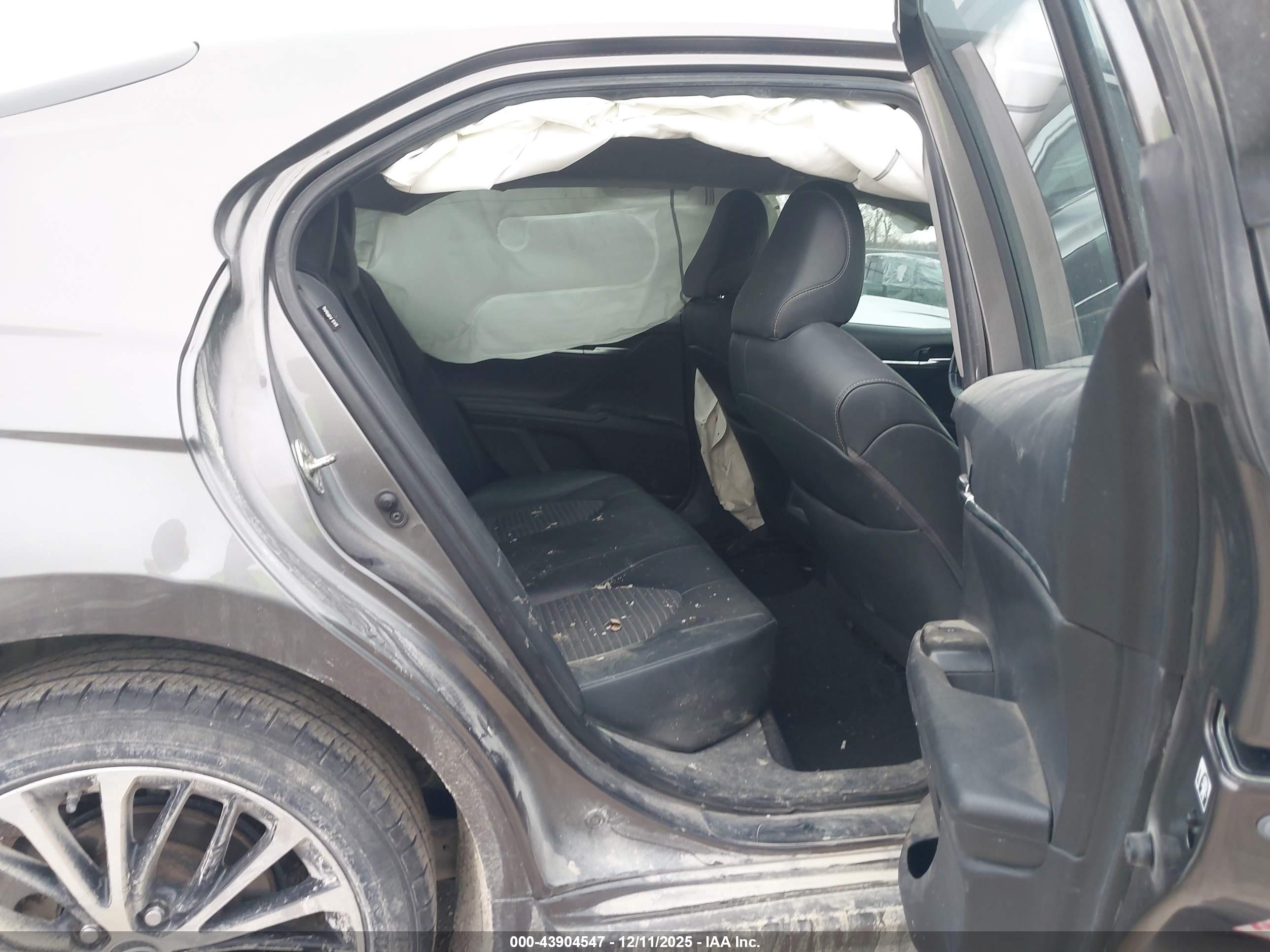 TOYOTA CAMRY image 8