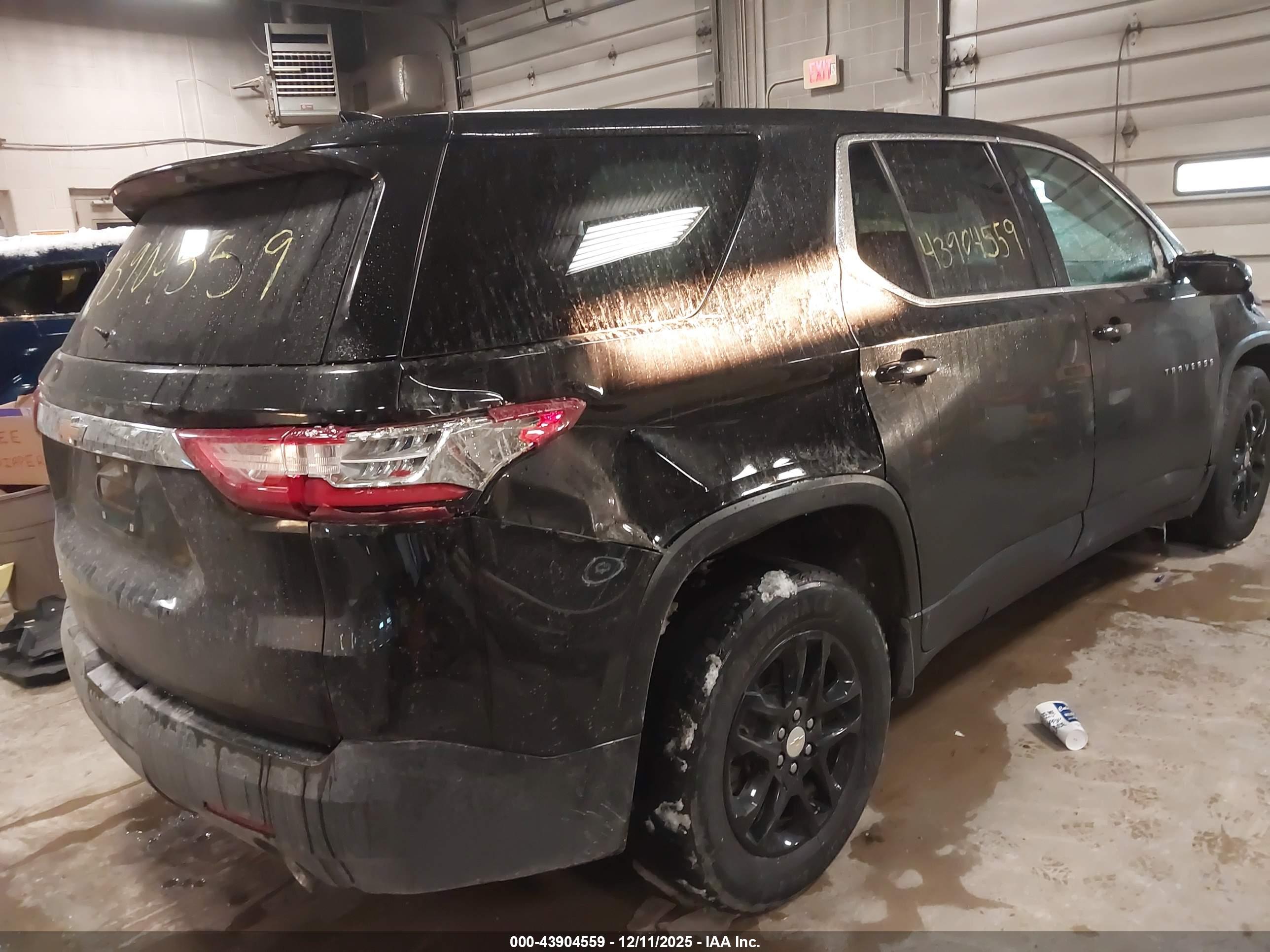 CHEVROLET TRAVERSE image 4