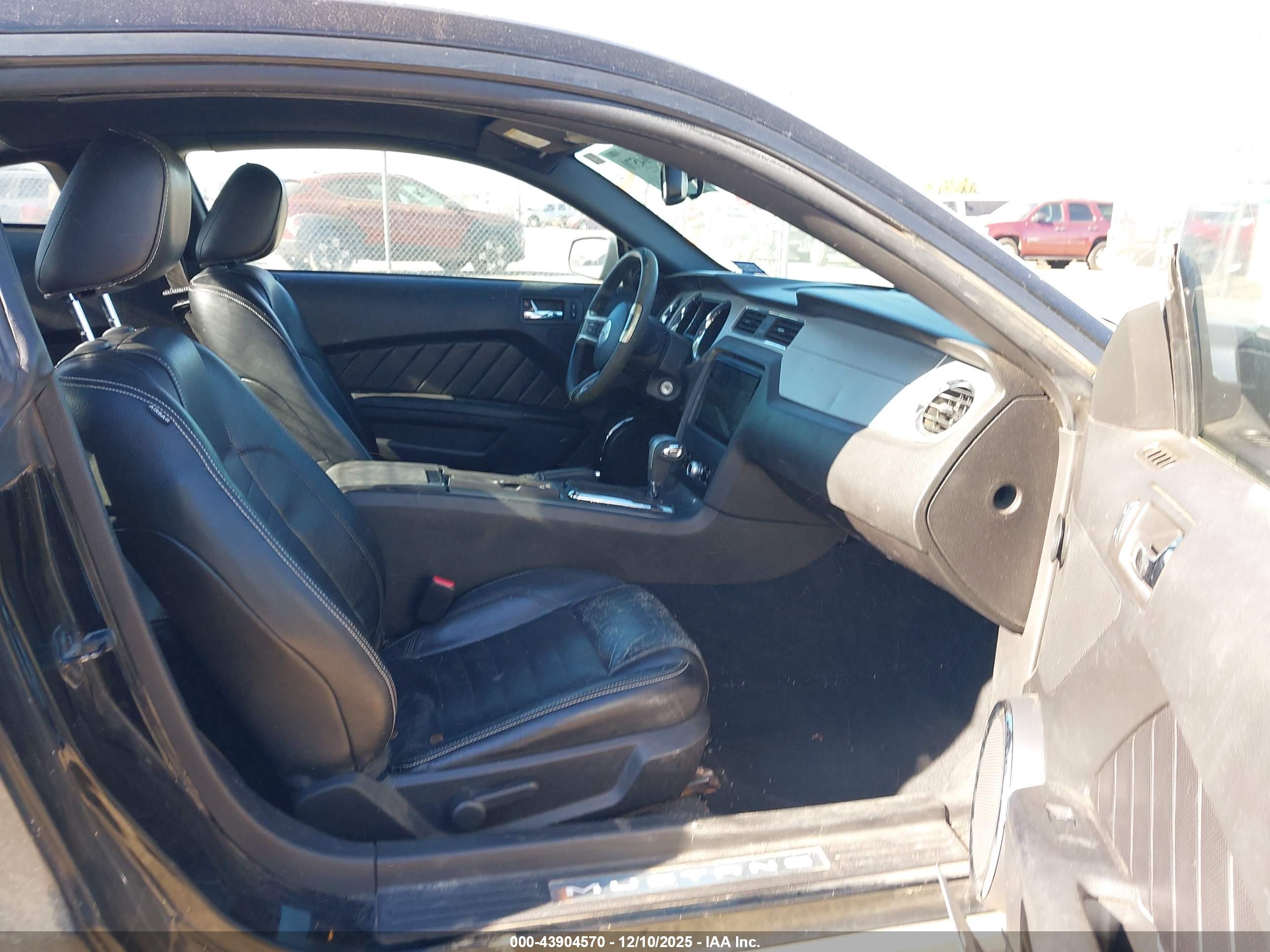 FORD MUSTANG image 5
