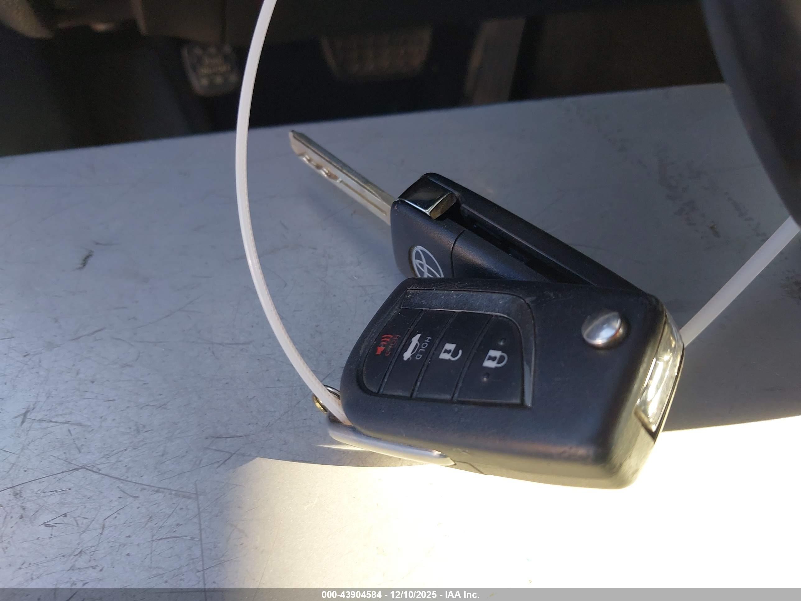 TOYOTA CAMRY image 11