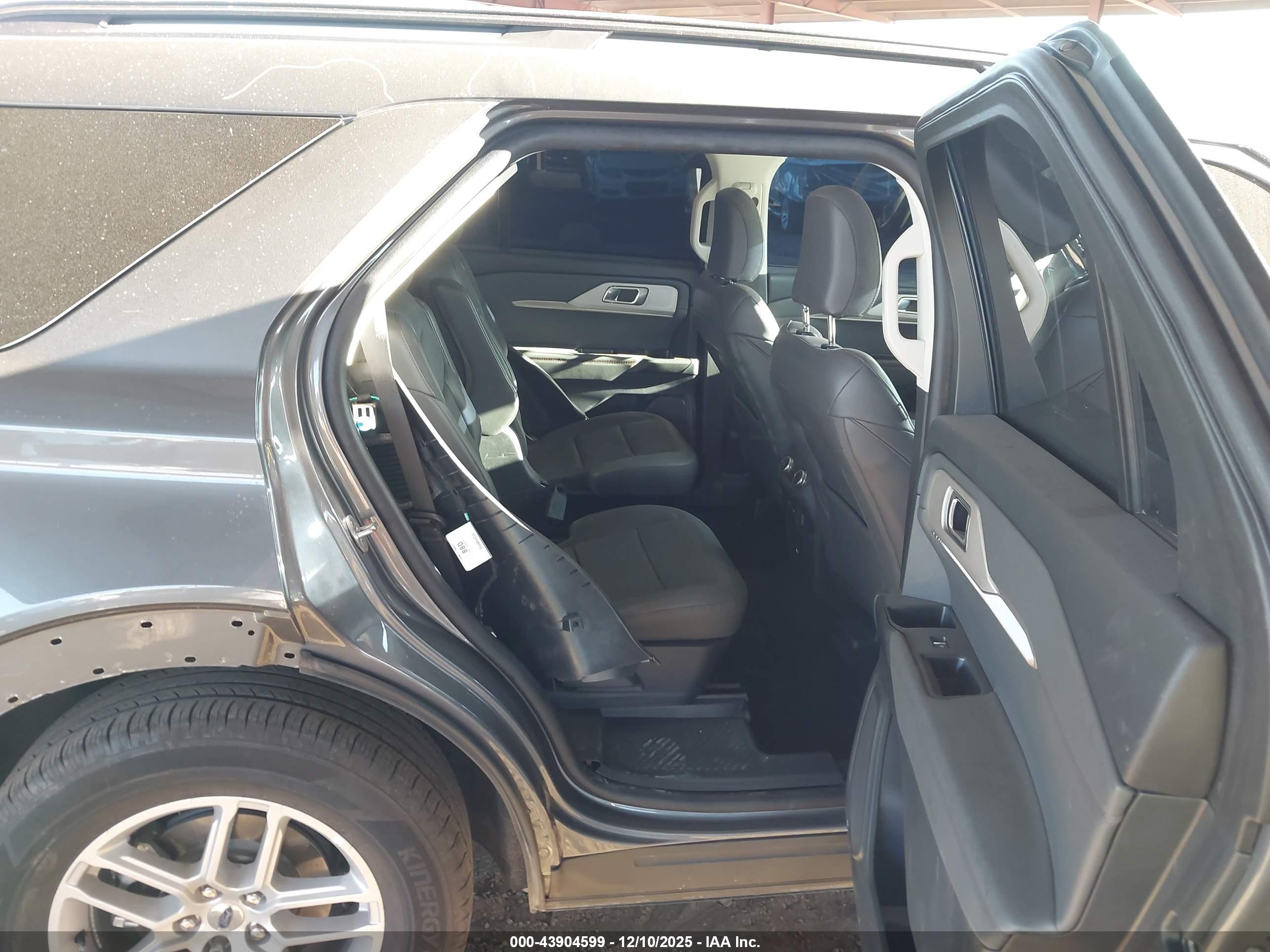 FORD EXPLORER image 8
