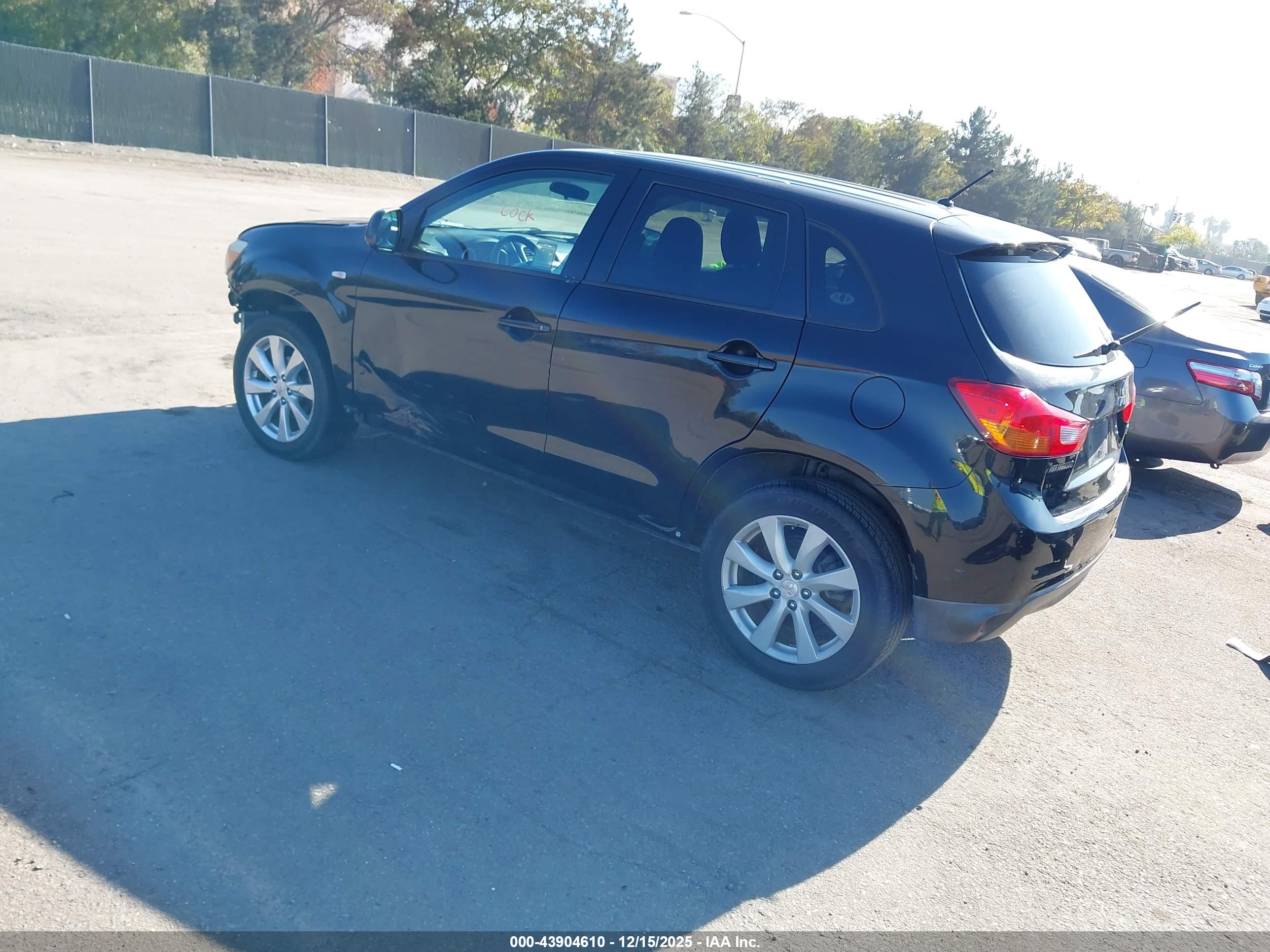 MITSUBISHI OUTLANDER image 3