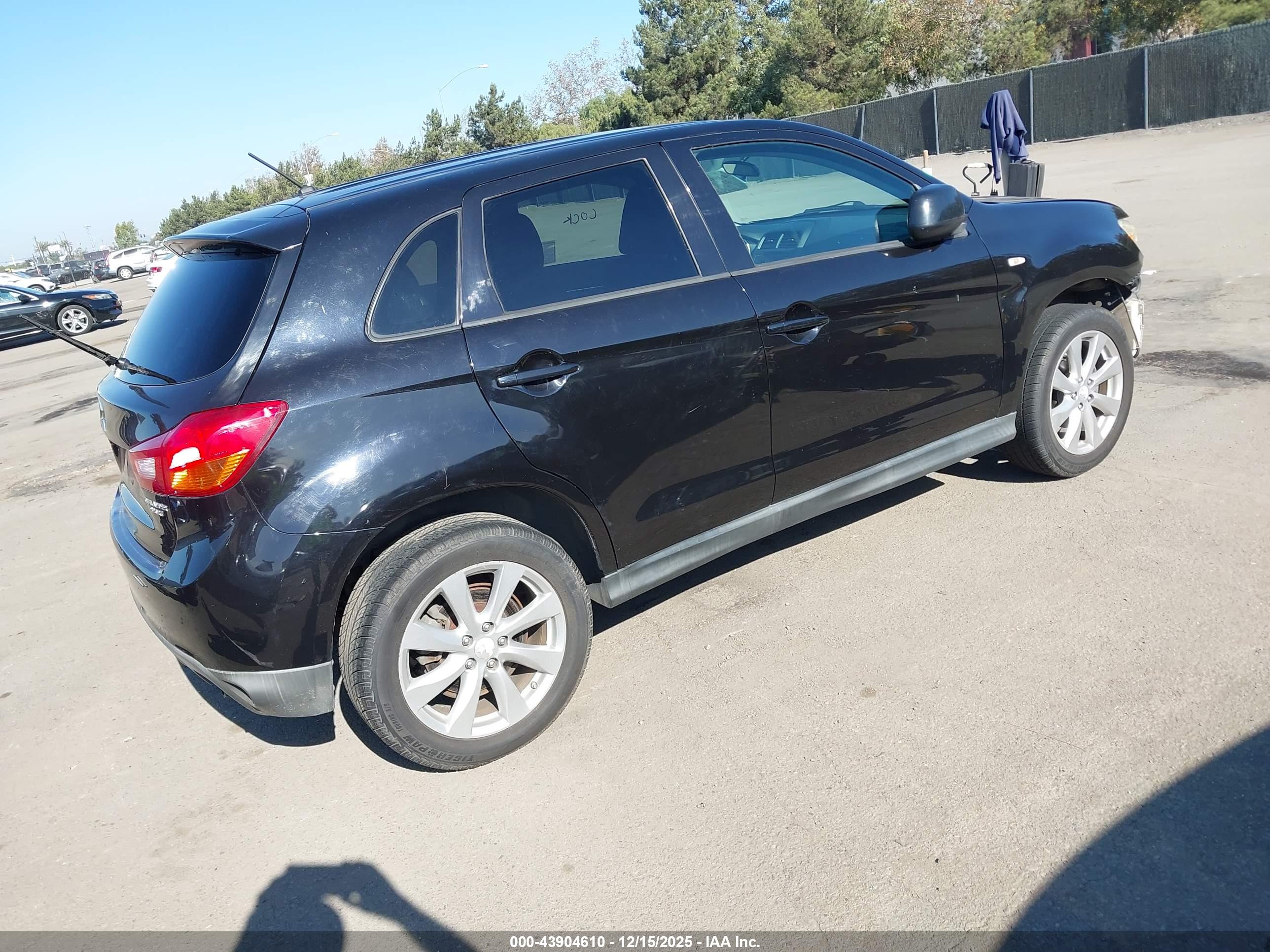 MITSUBISHI OUTLANDER image 4
