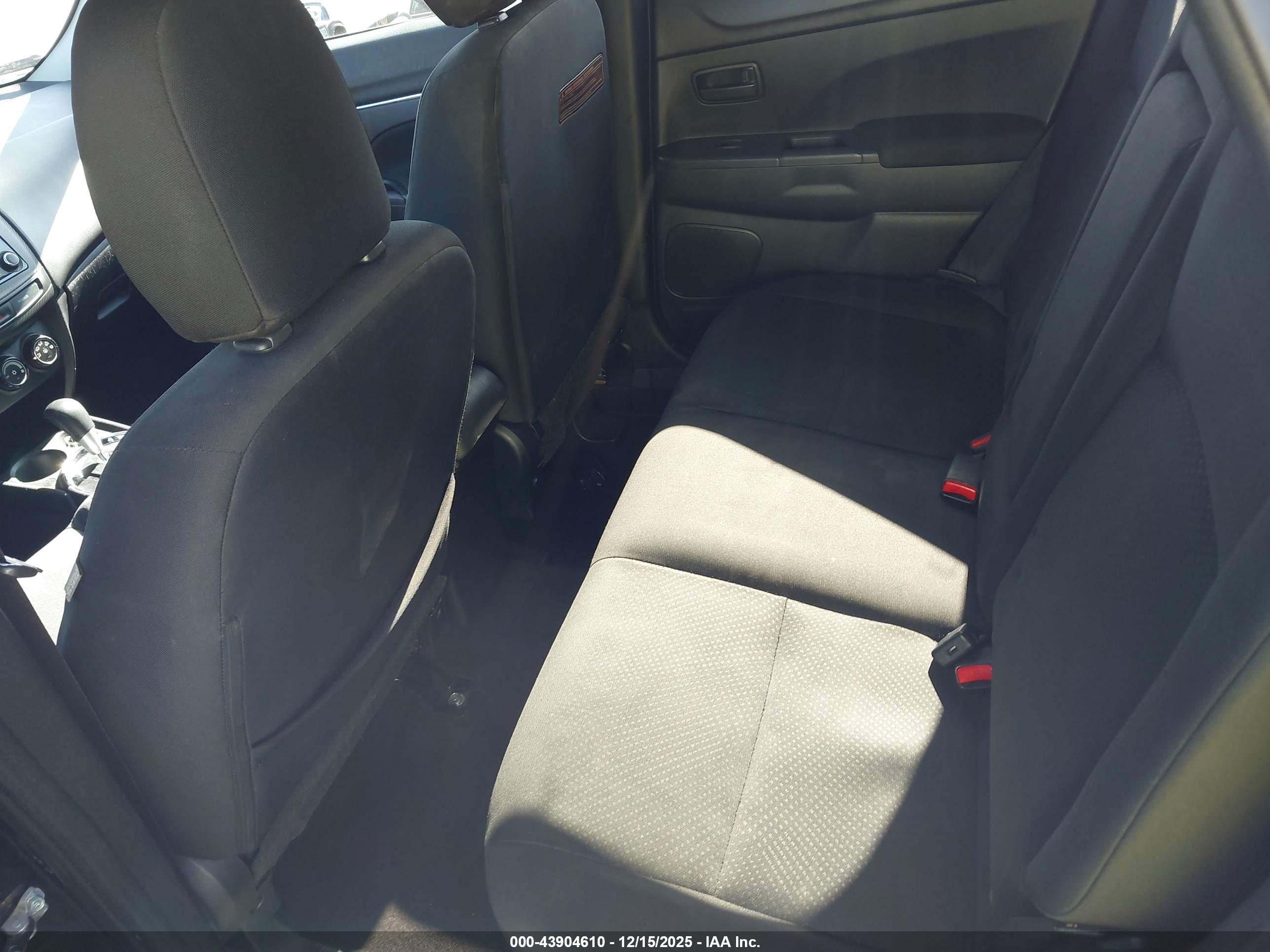 MITSUBISHI OUTLANDER image 8