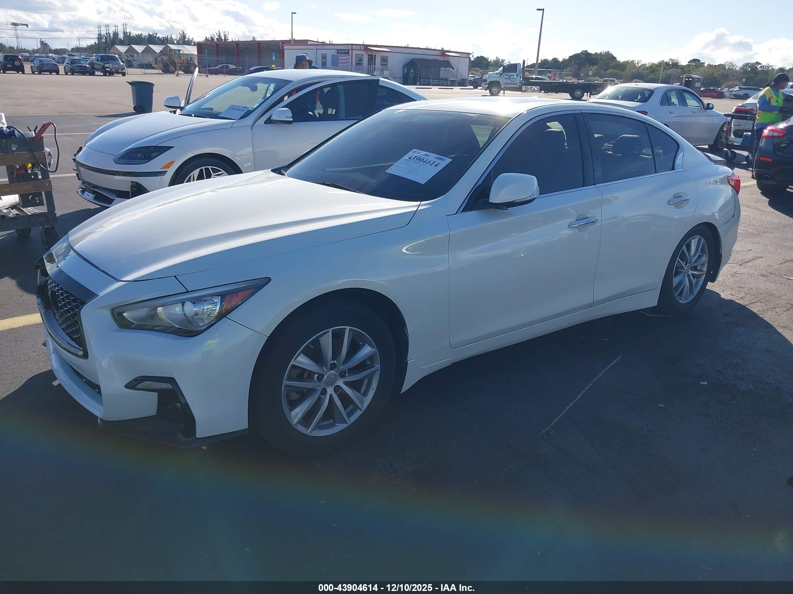 INFINITI Q50 image 2