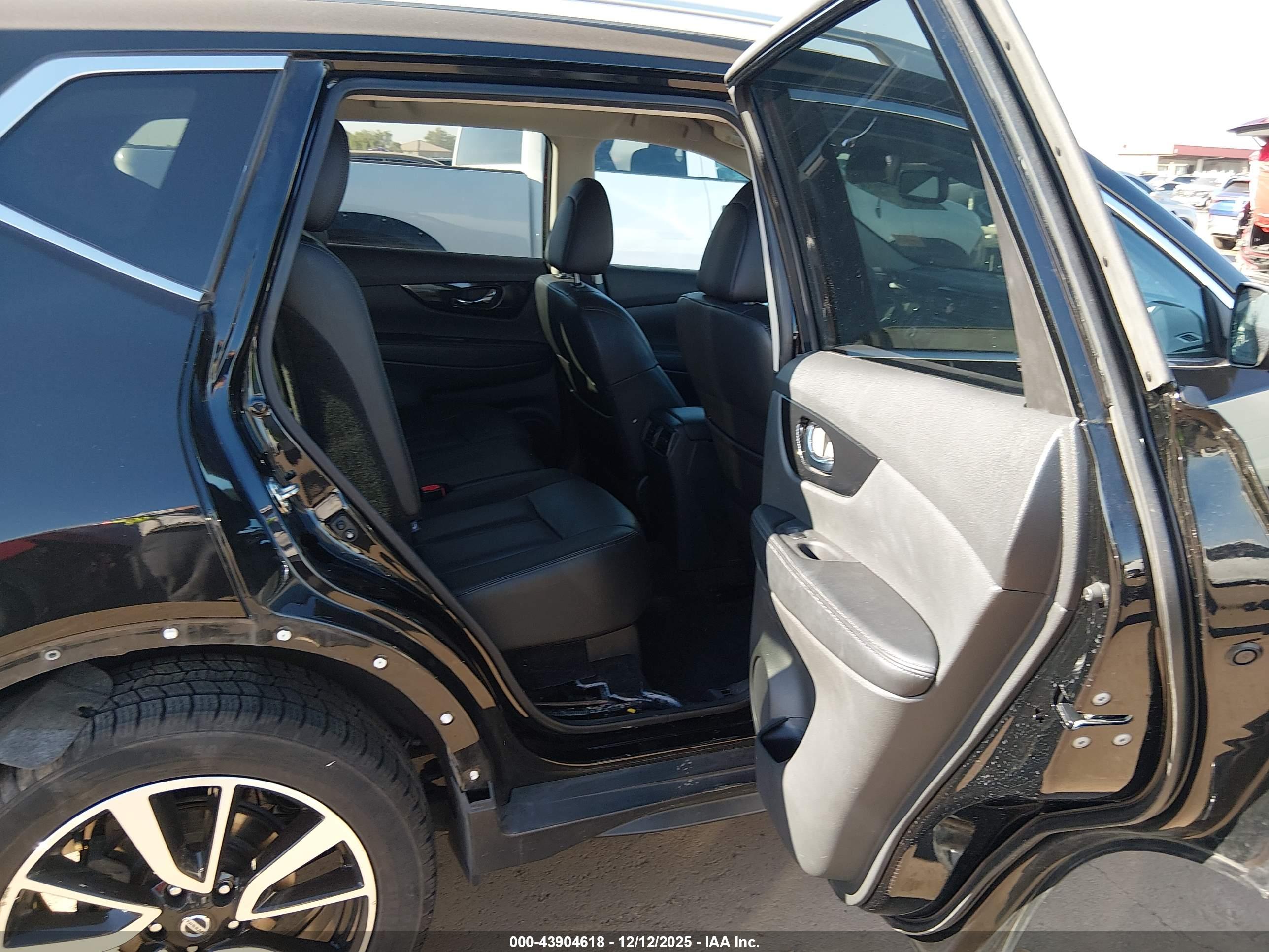 NISSAN ROGUE image 8