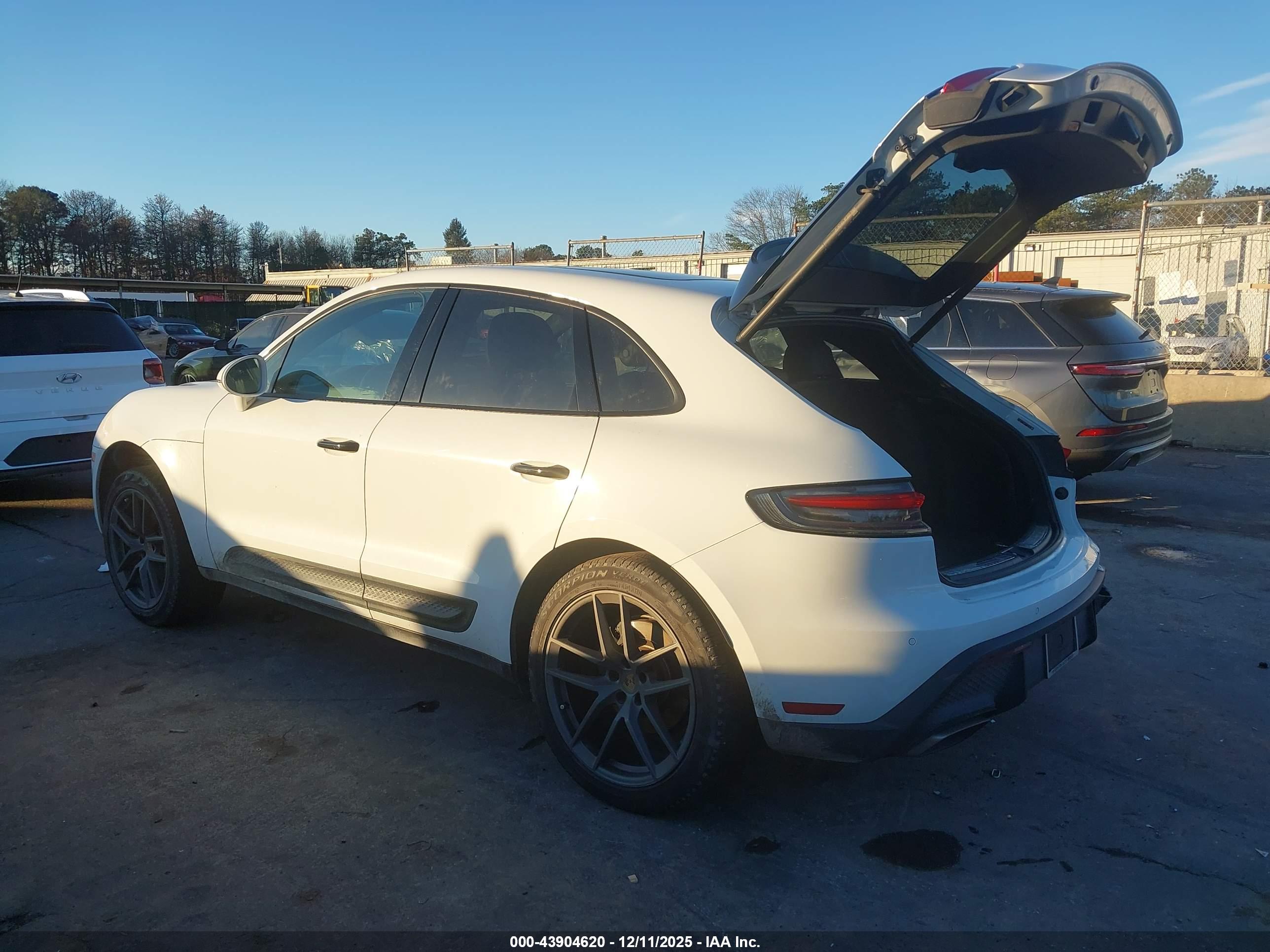 PORSCHE MACAN image 3