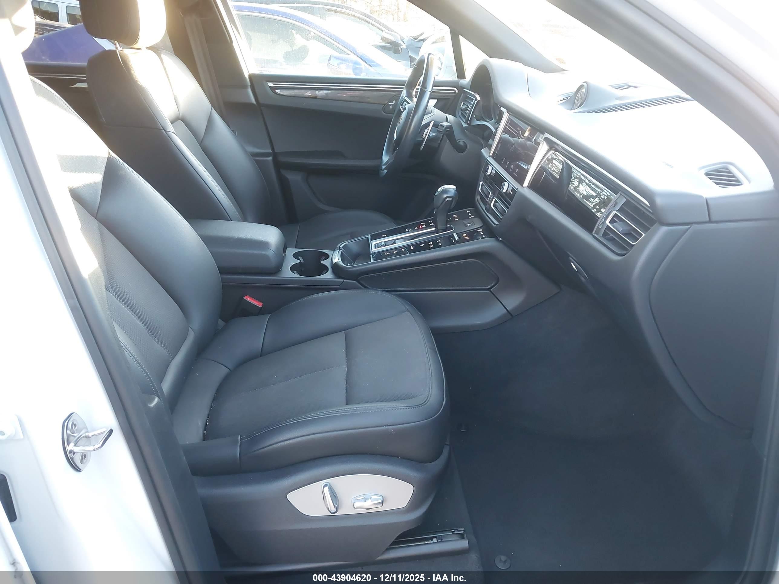 PORSCHE MACAN image 5