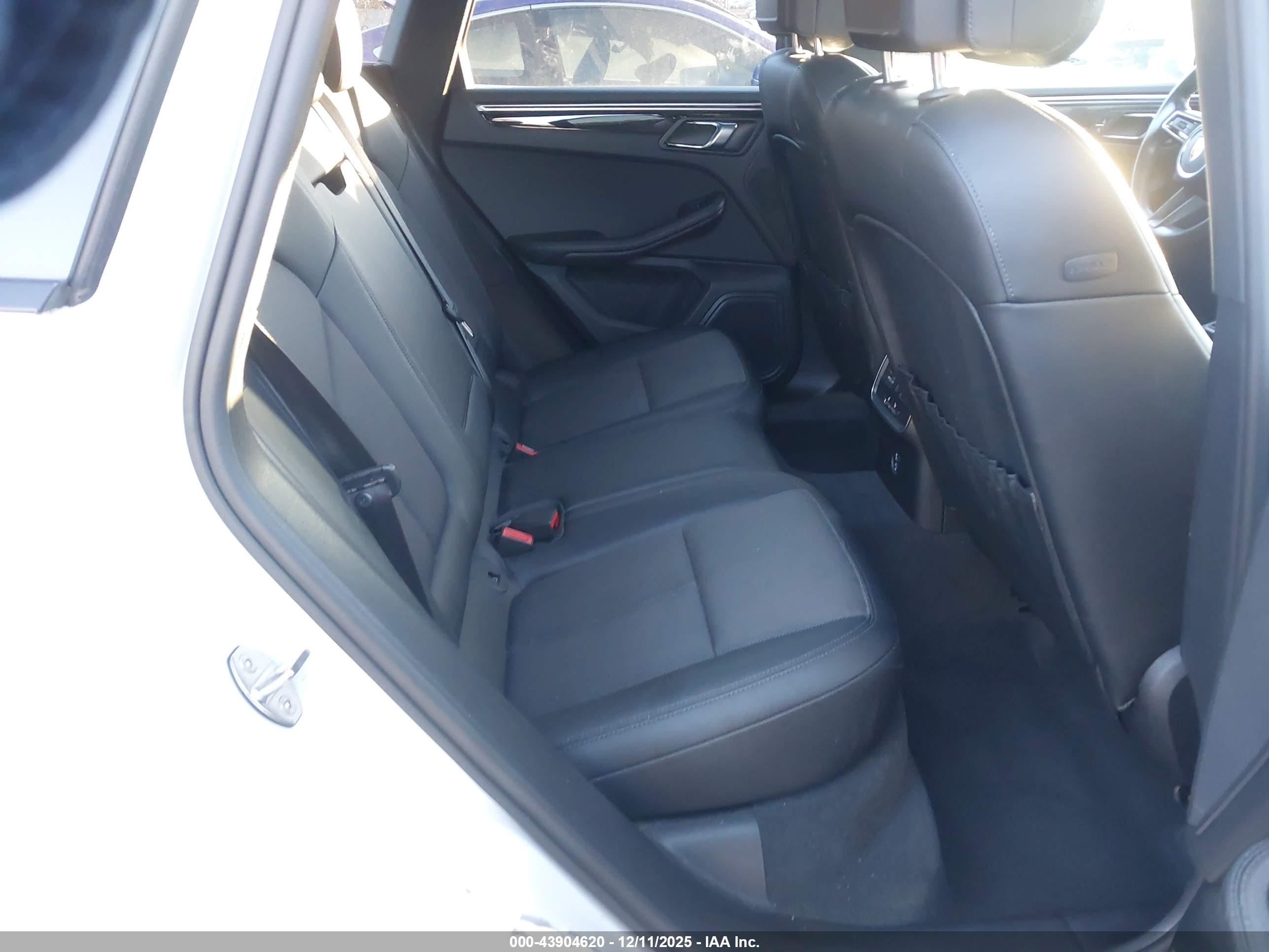 PORSCHE MACAN image 8