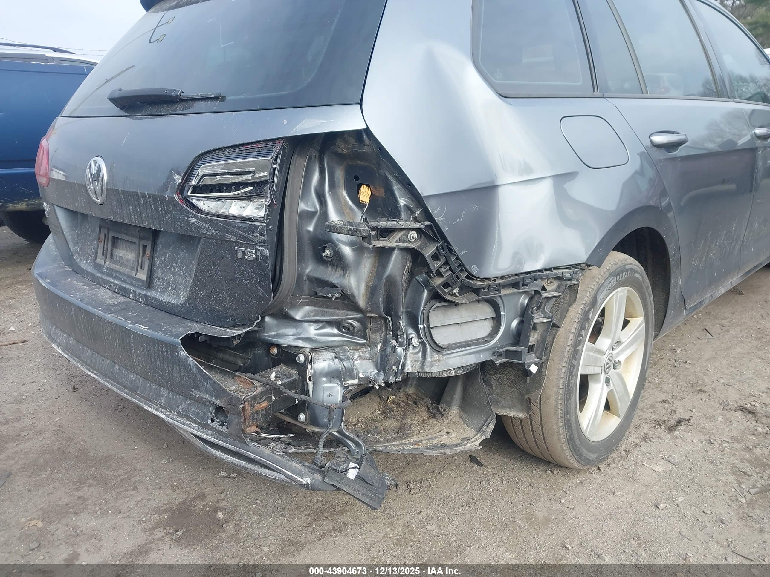 VOLKSWAGEN GOLF image 6