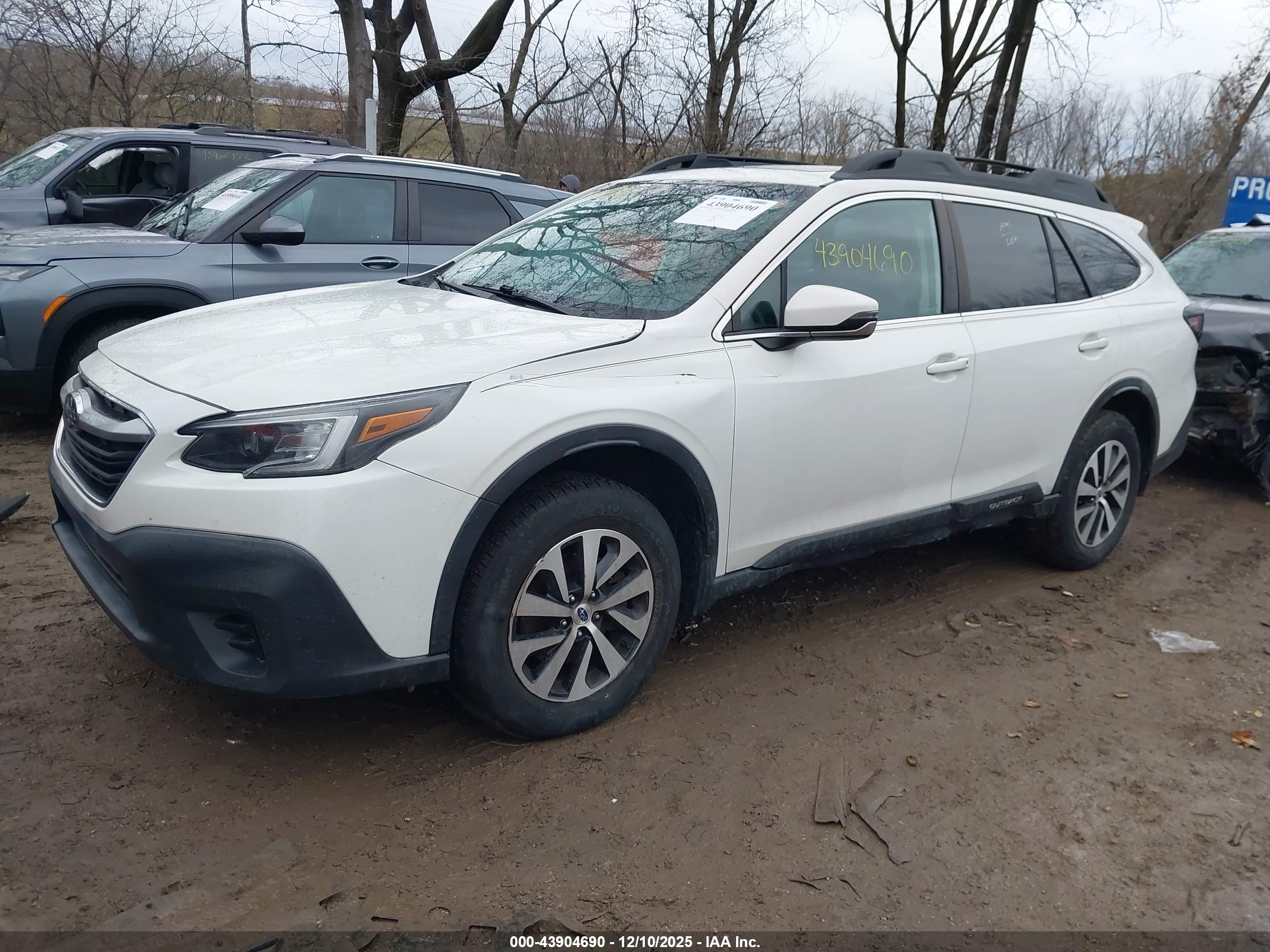 SUBARU OUTBACK image 2