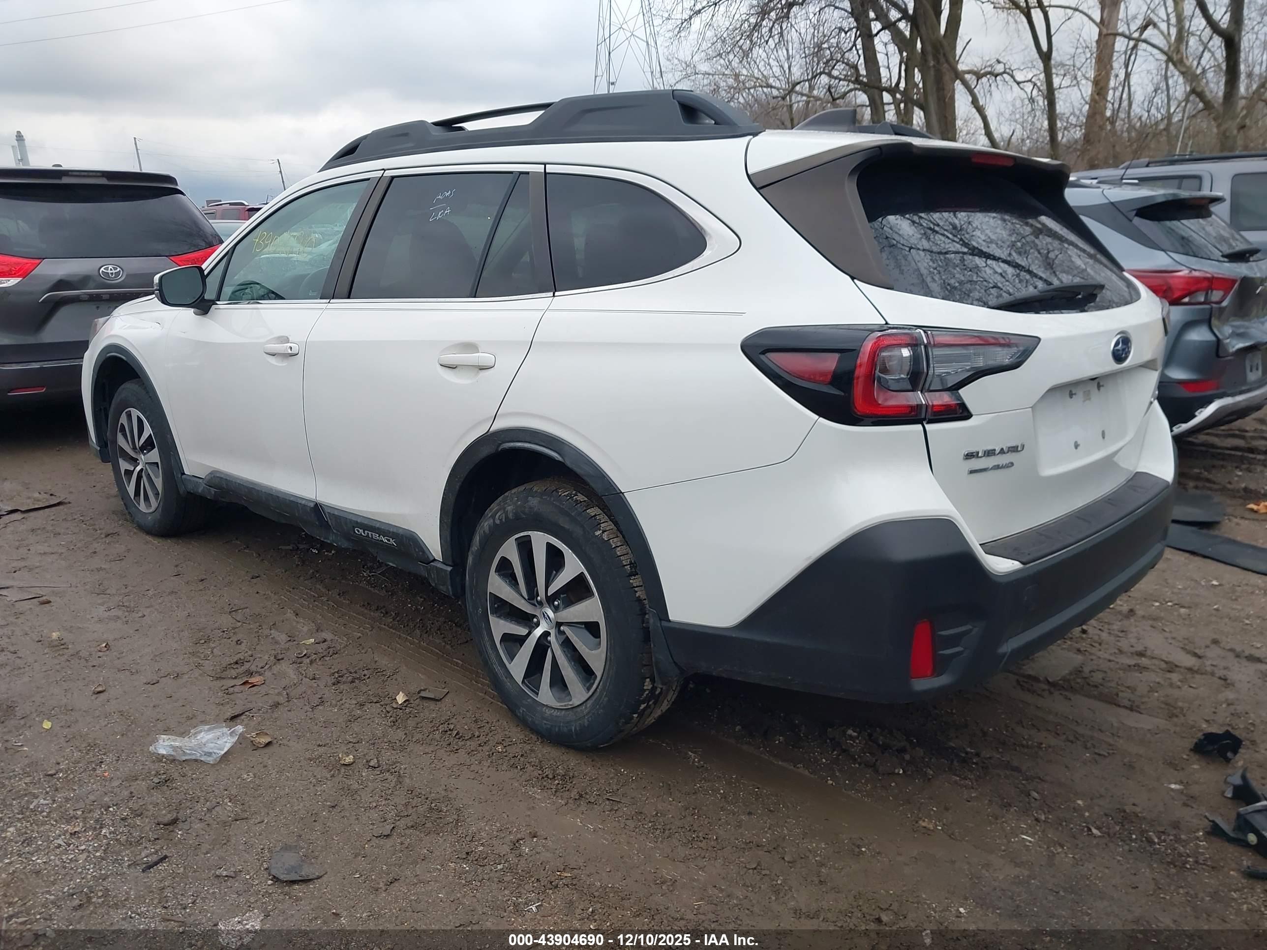 SUBARU OUTBACK image 3
