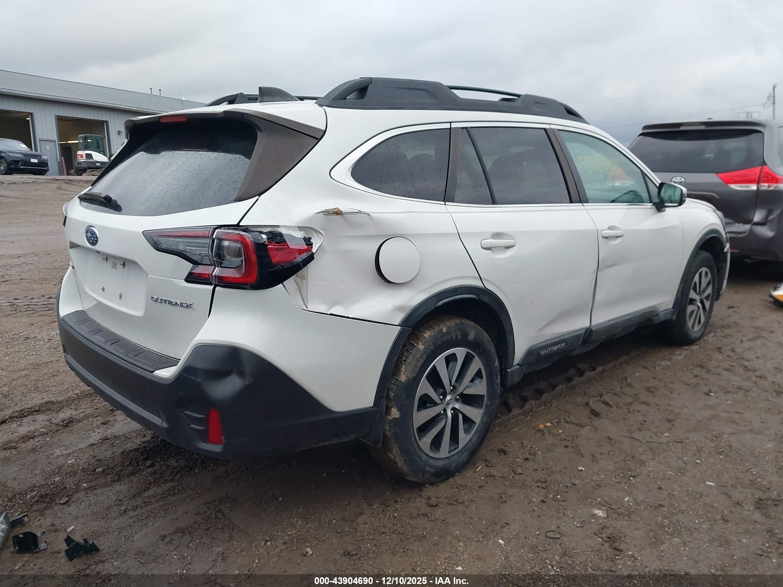 SUBARU OUTBACK image 4