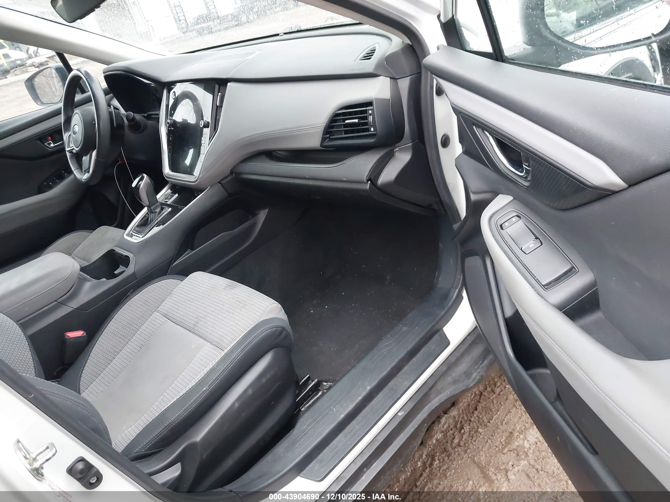 SUBARU OUTBACK image 5