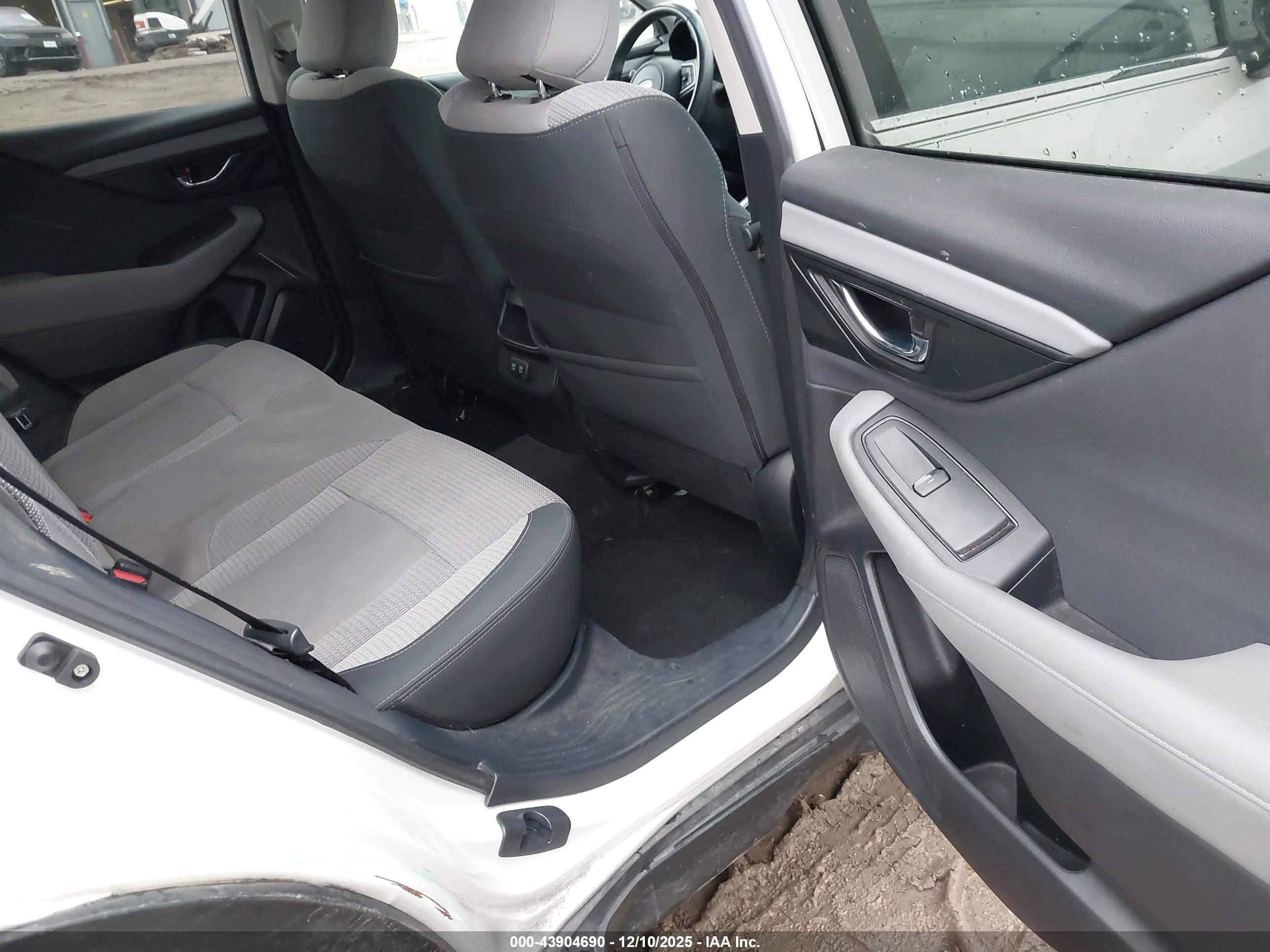 SUBARU OUTBACK image 8