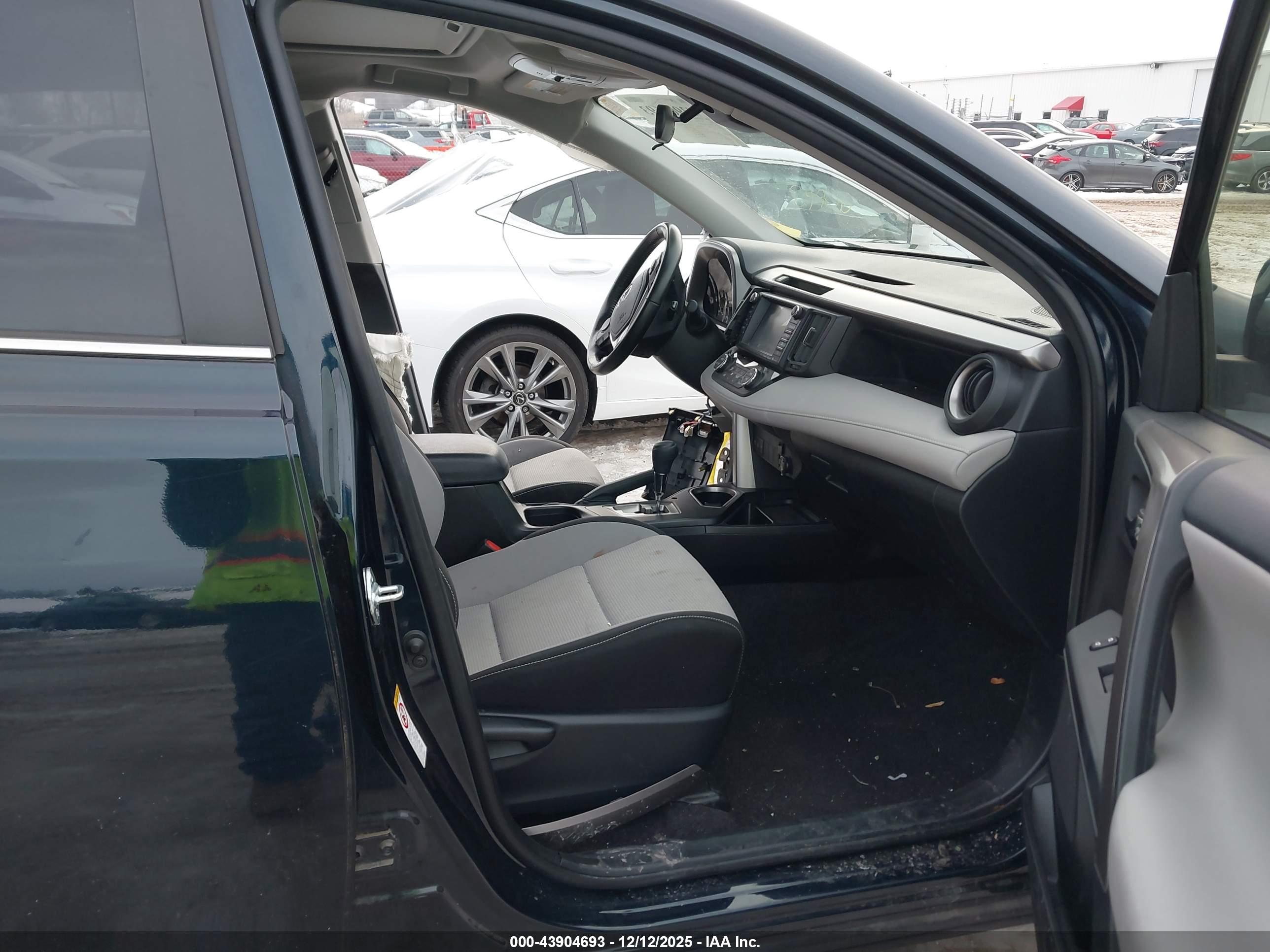 TOYOTA RAV4 image 5