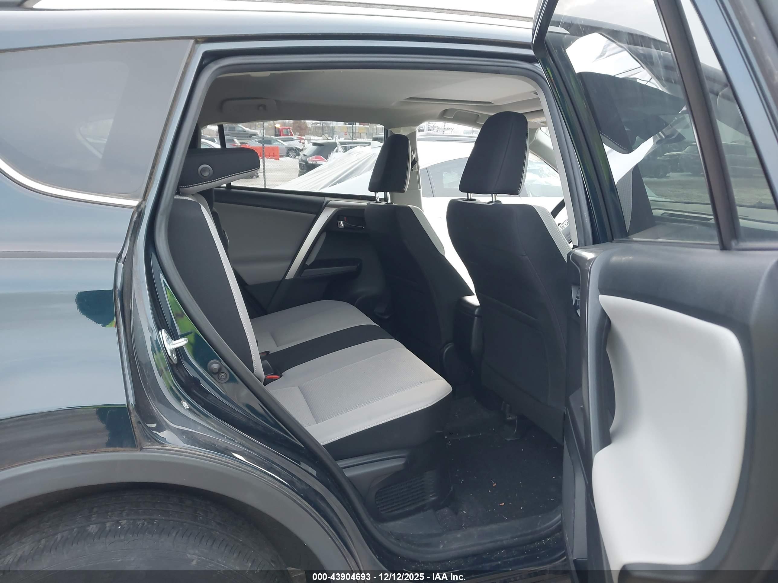TOYOTA RAV4 image 8