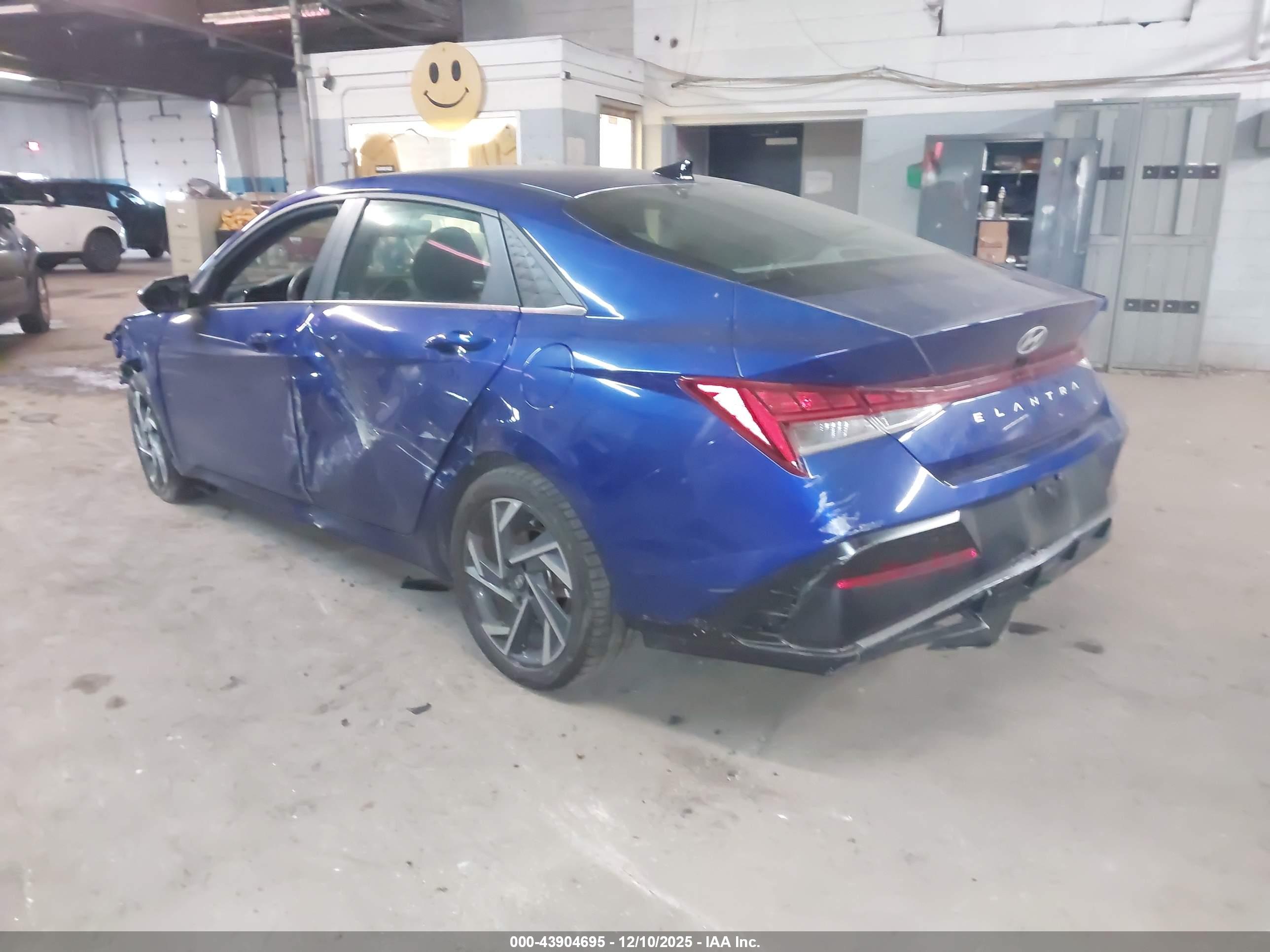 HYUNDAI ELANTRA image 3