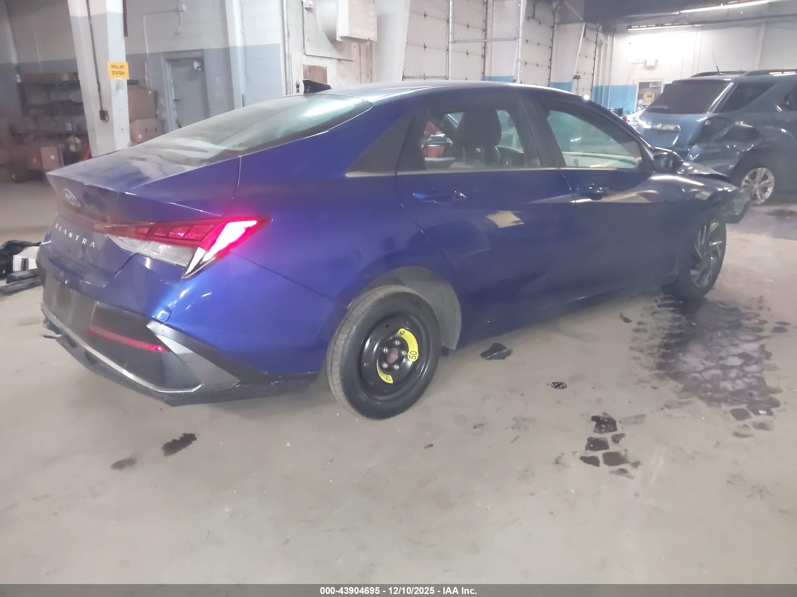 HYUNDAI ELANTRA image 4