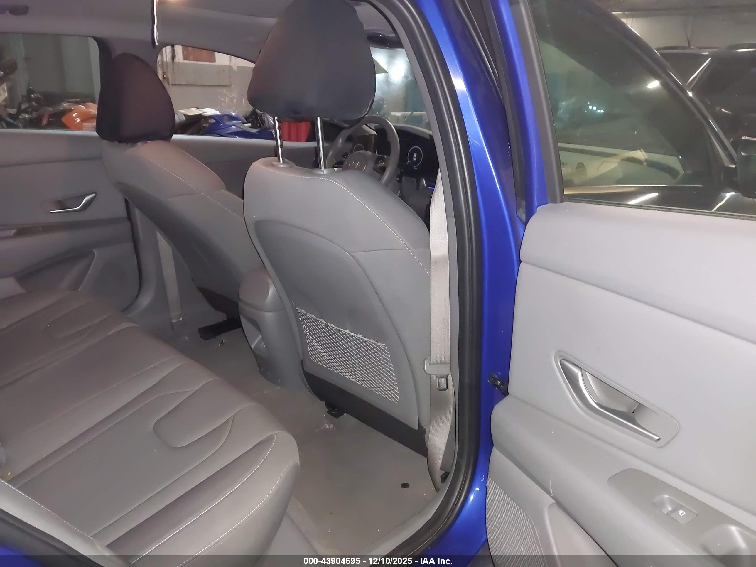 HYUNDAI ELANTRA image 8