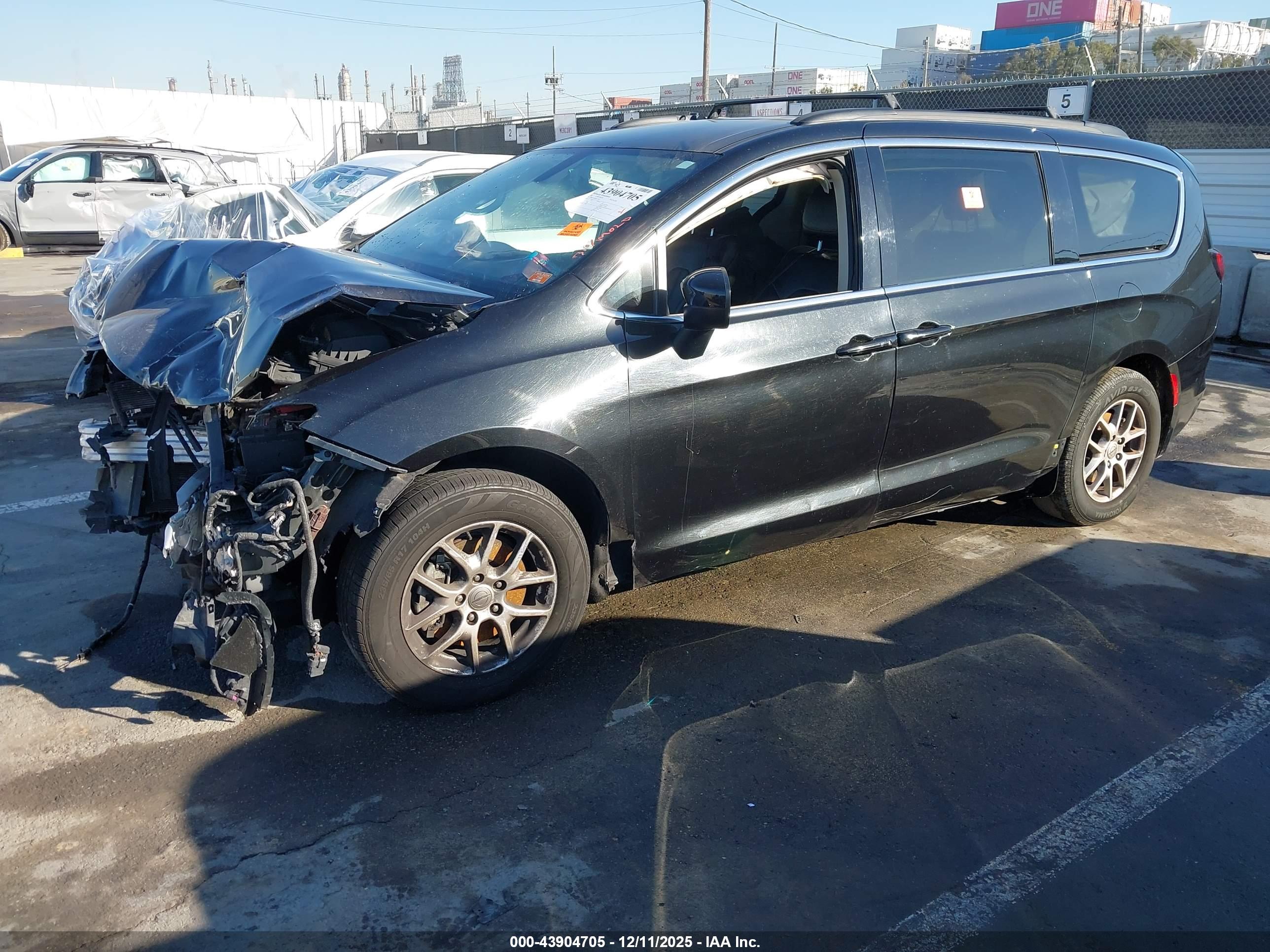 CHRYSLER VOYAGER image 2