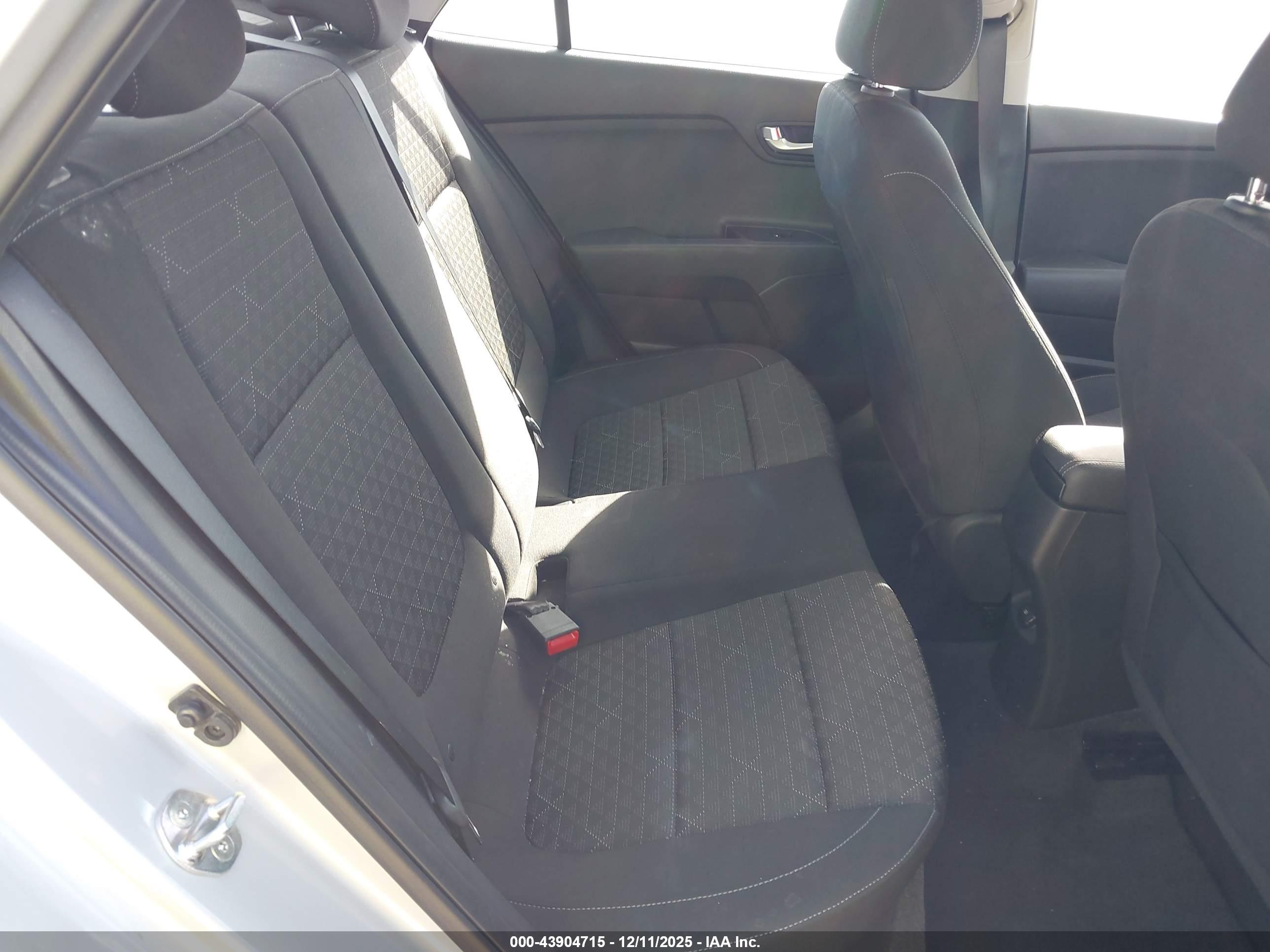 KIA RIO image 8