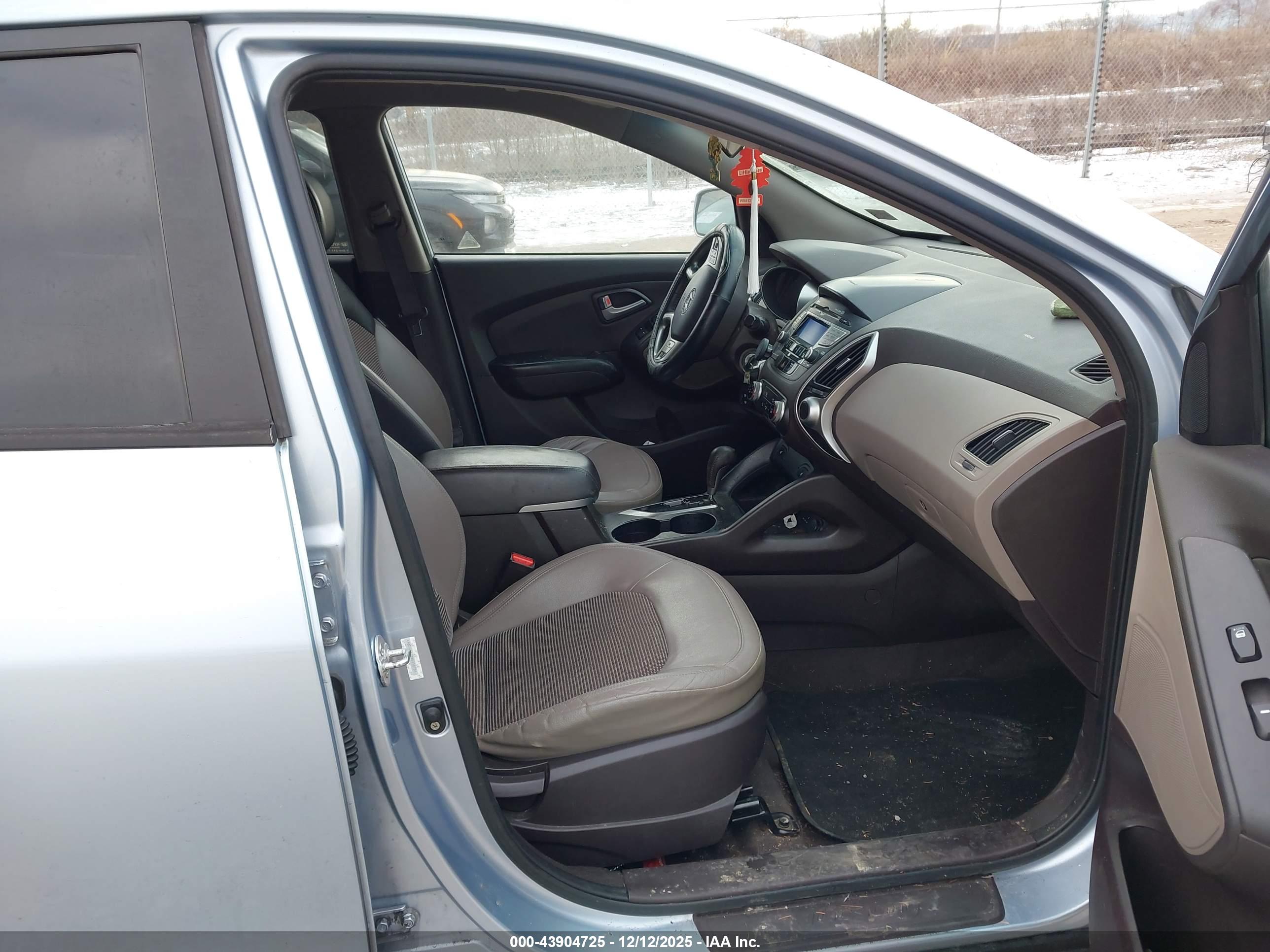 HYUNDAI TUCSON image 5