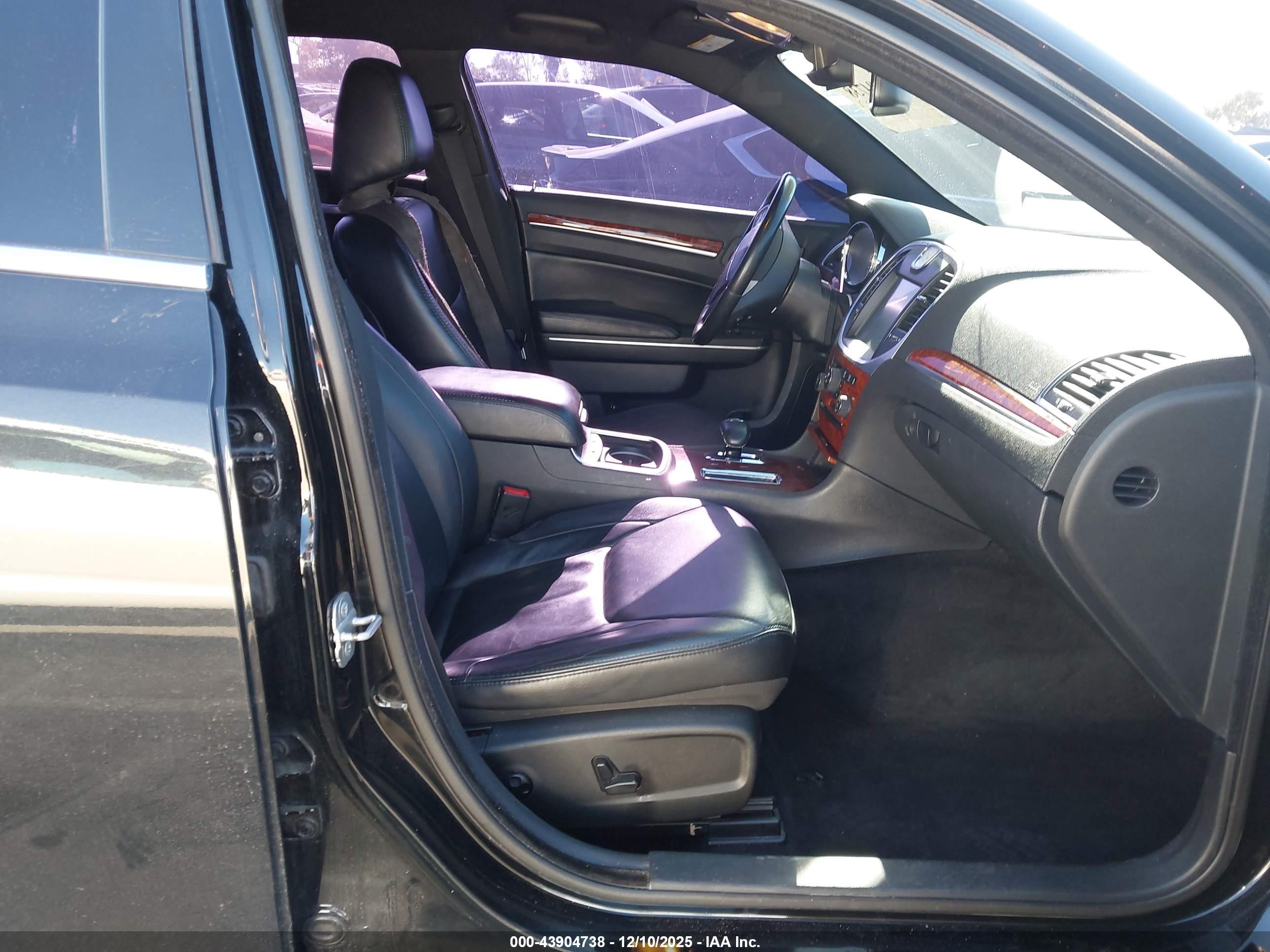 CHRYSLER 300 image 5