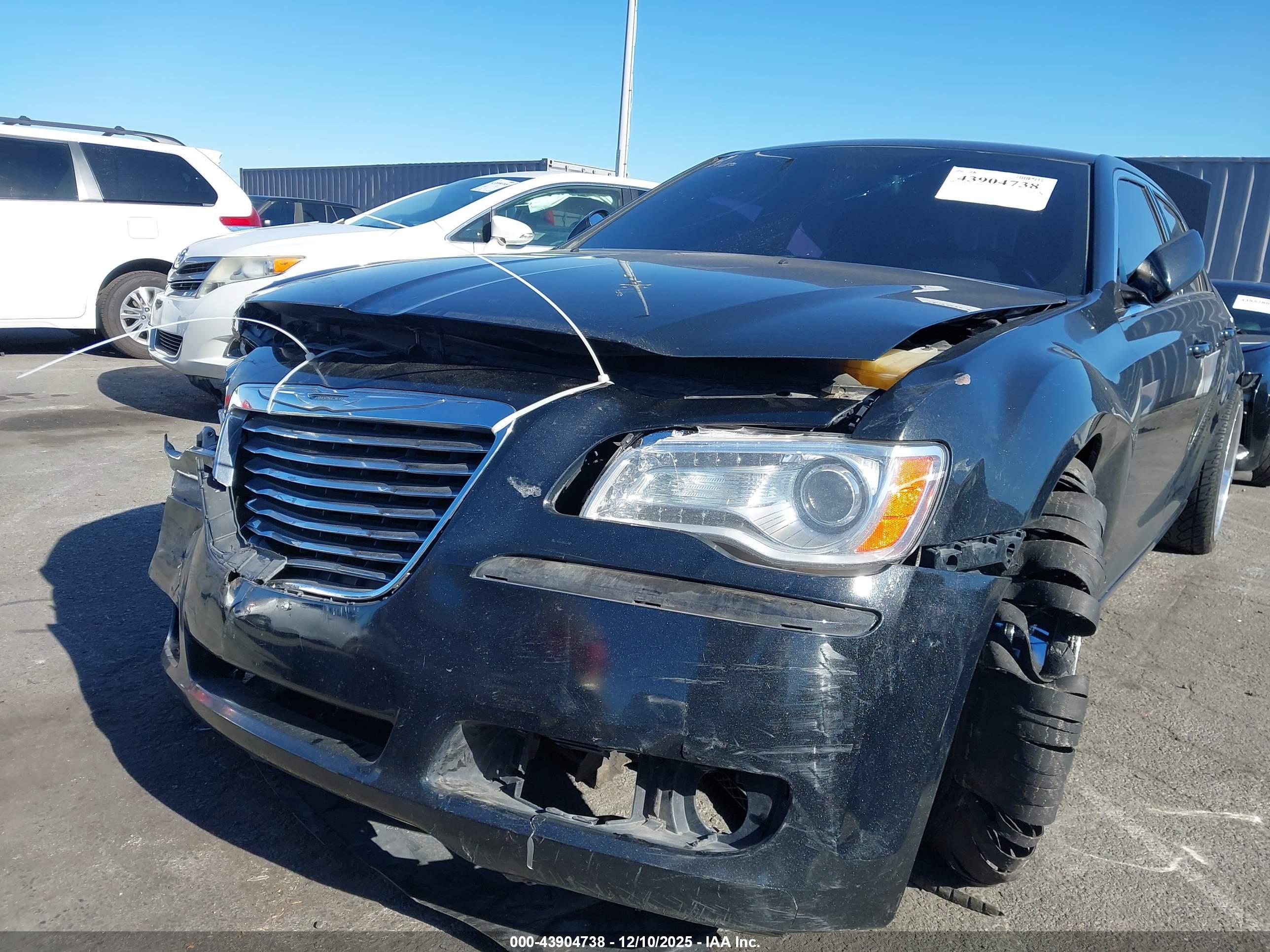 CHRYSLER 300 image 6