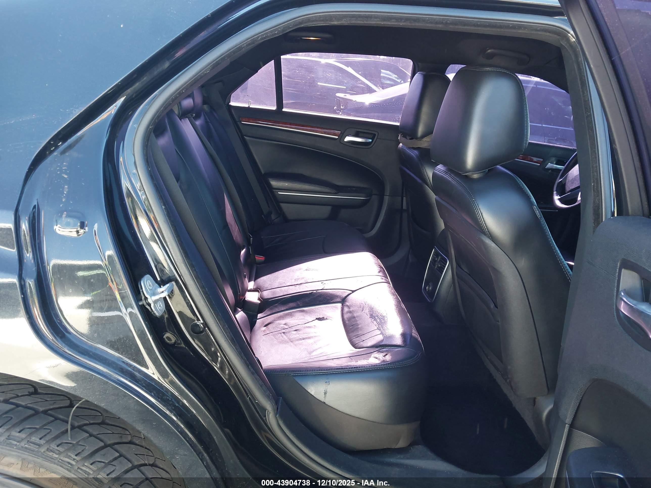 CHRYSLER 300 image 8
