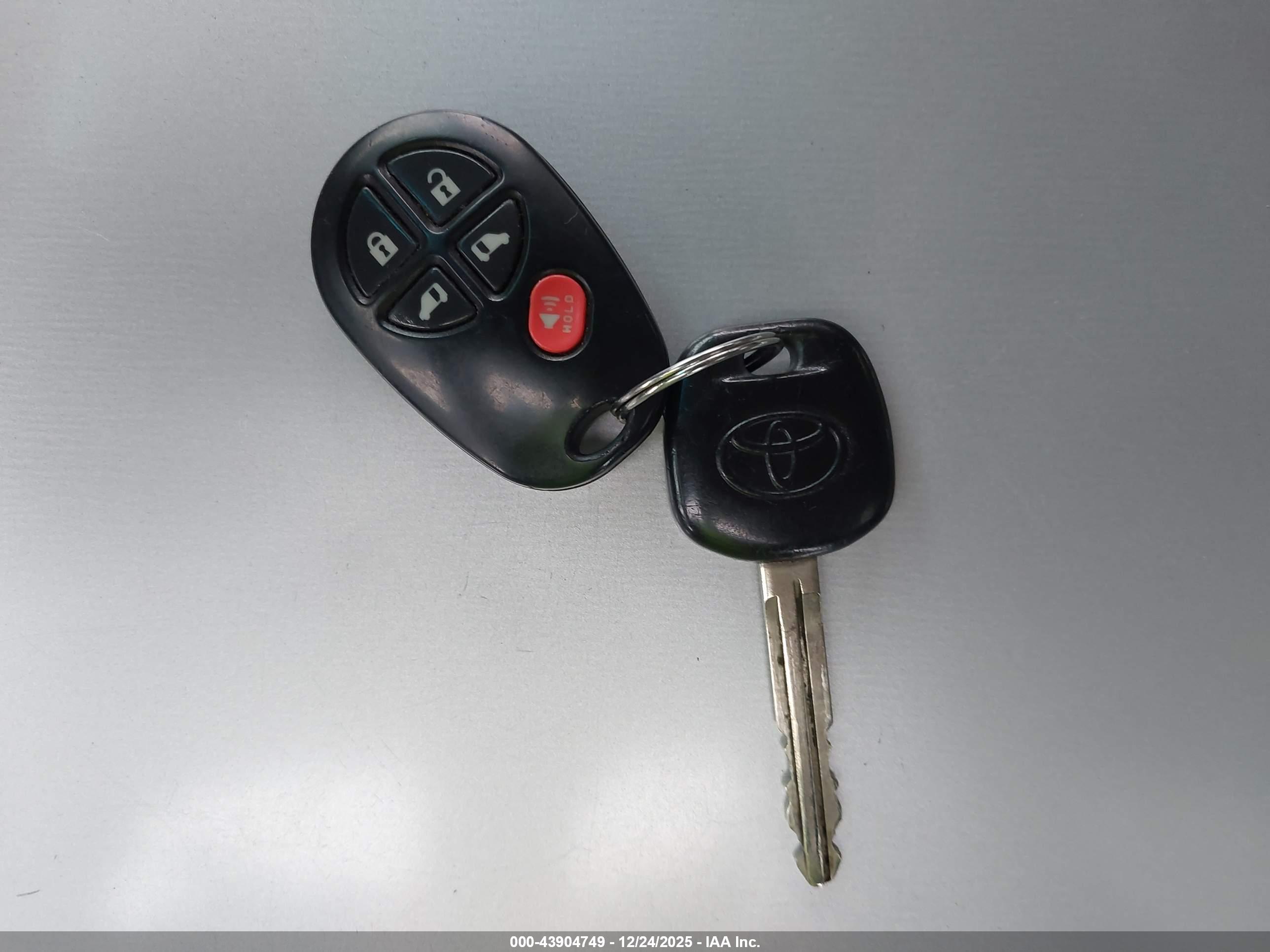 TOYOTA SIENNA image 11