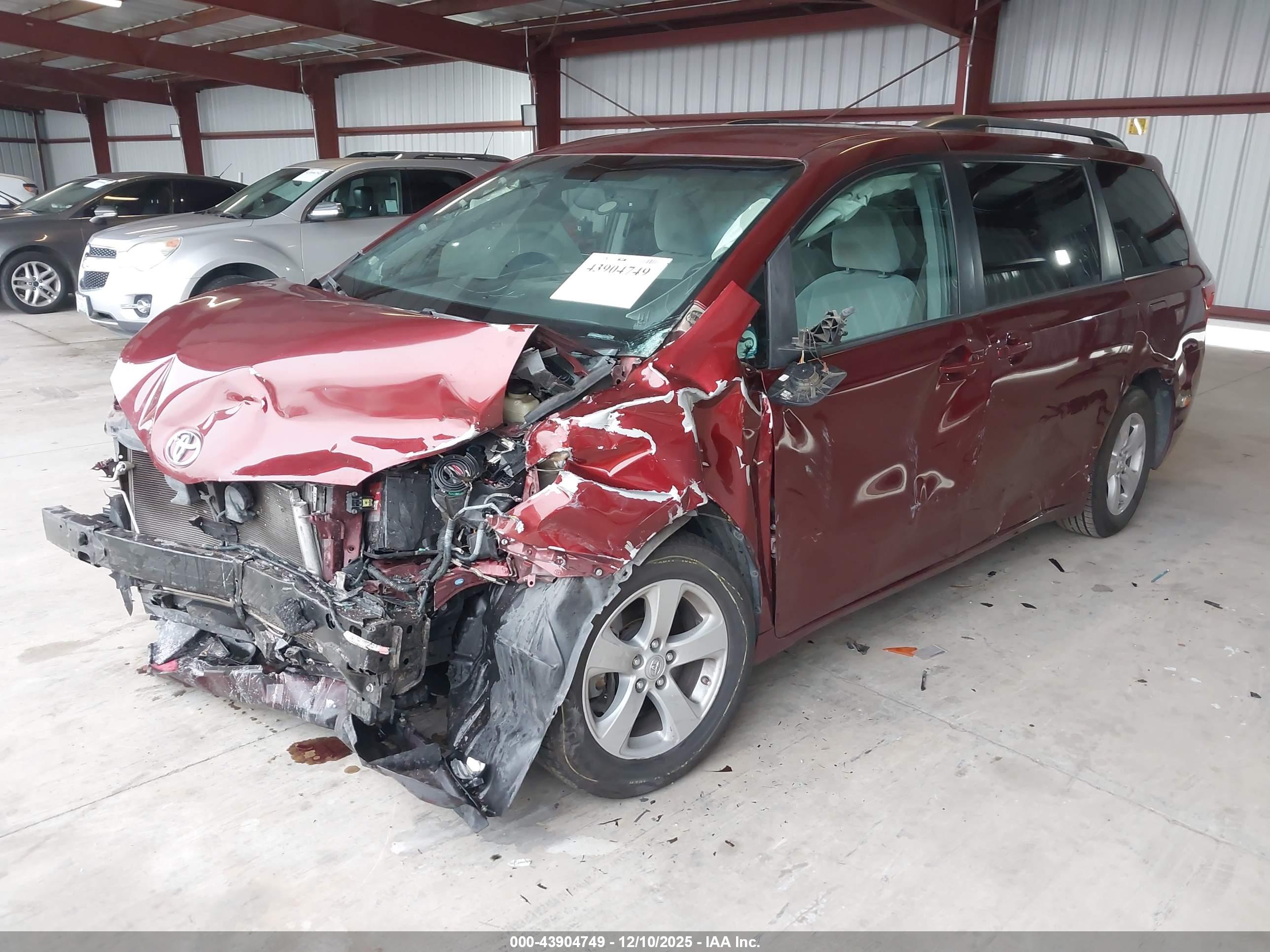 TOYOTA SIENNA image 2